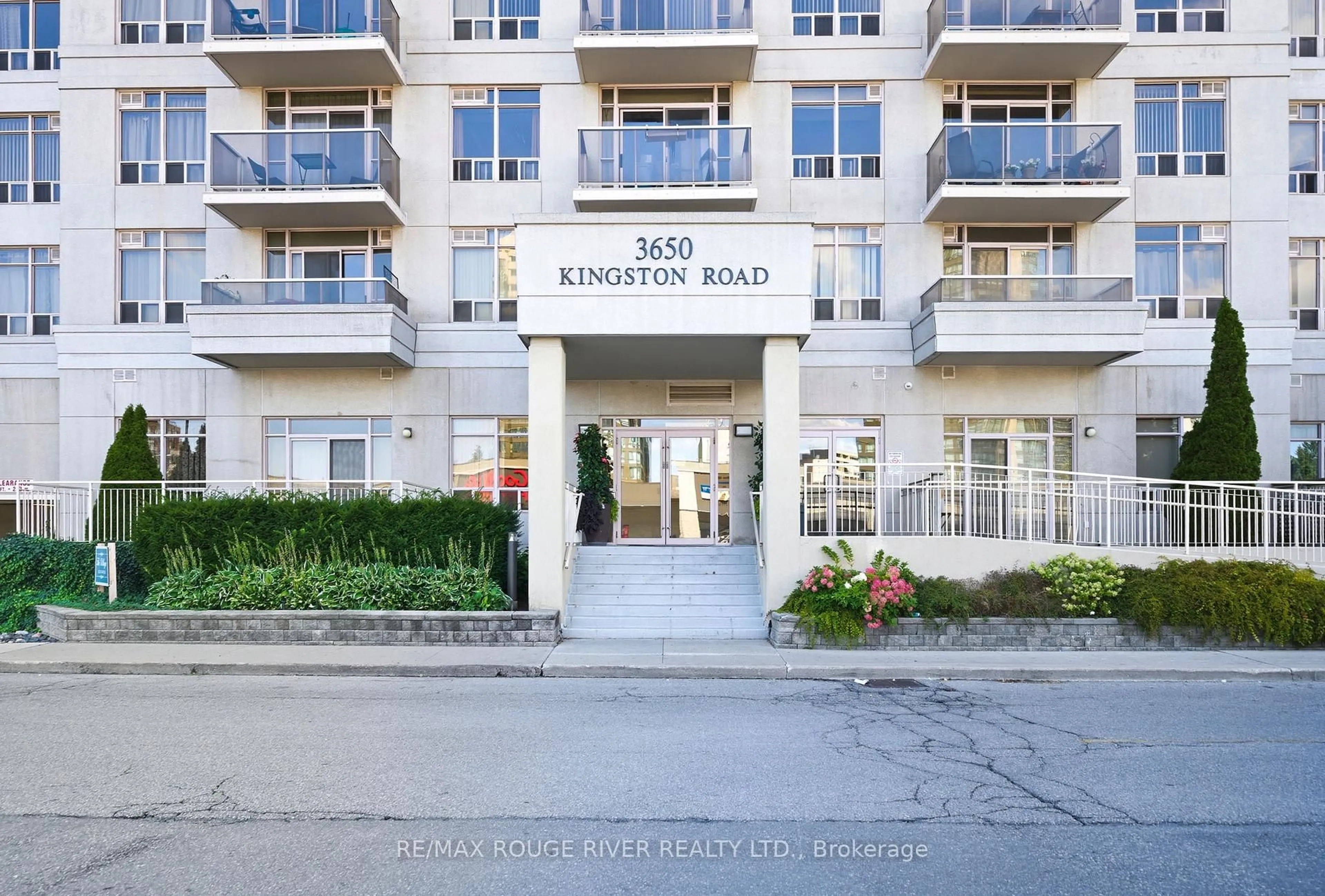 Indoor foyer for 3650 Kingston Rd #PH917, Toronto Ontario M1M 3X9