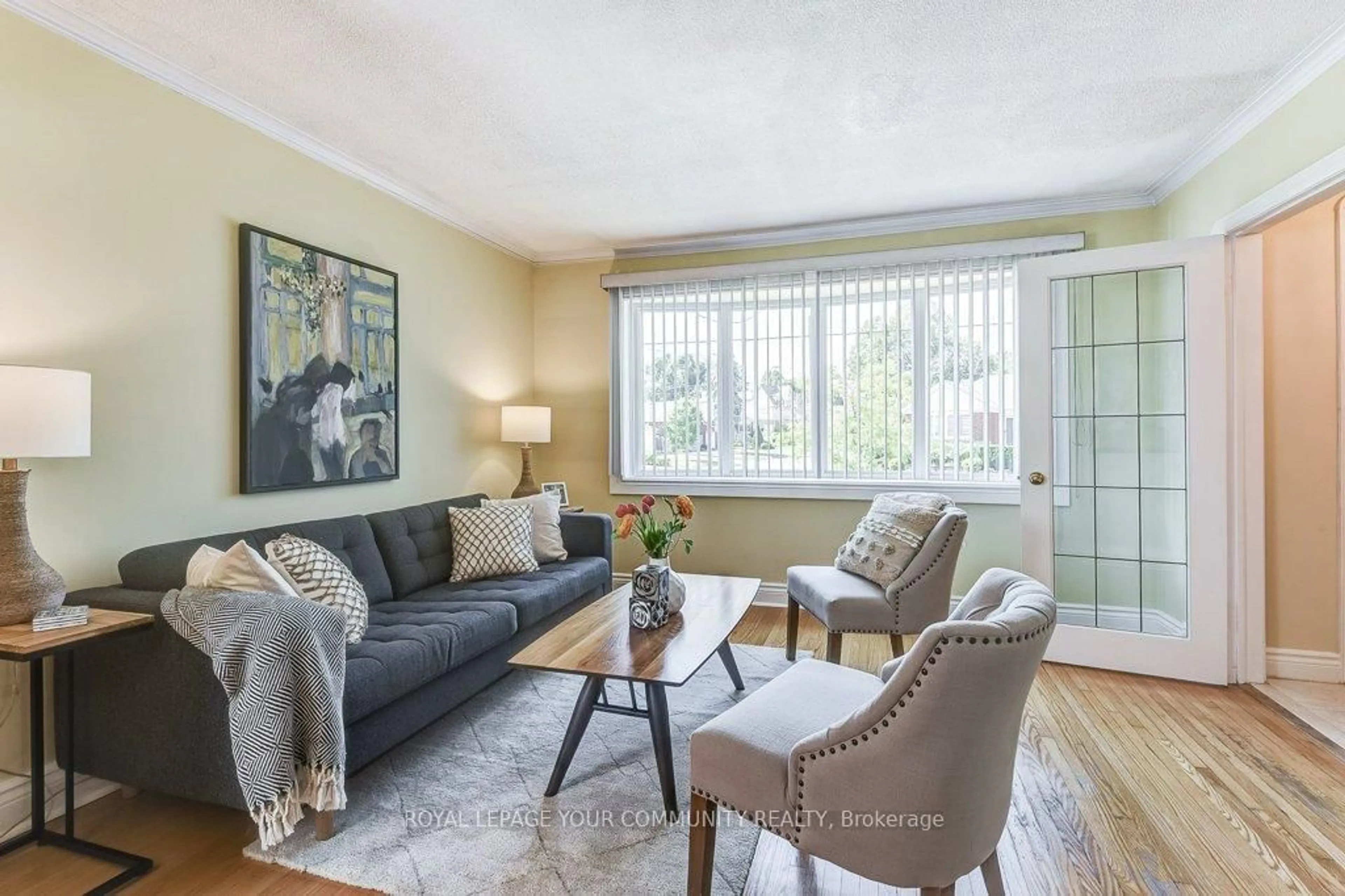 Living room with furniture, unknown for 17 Dyson Blvd, Toronto Ontario M1R 1A9