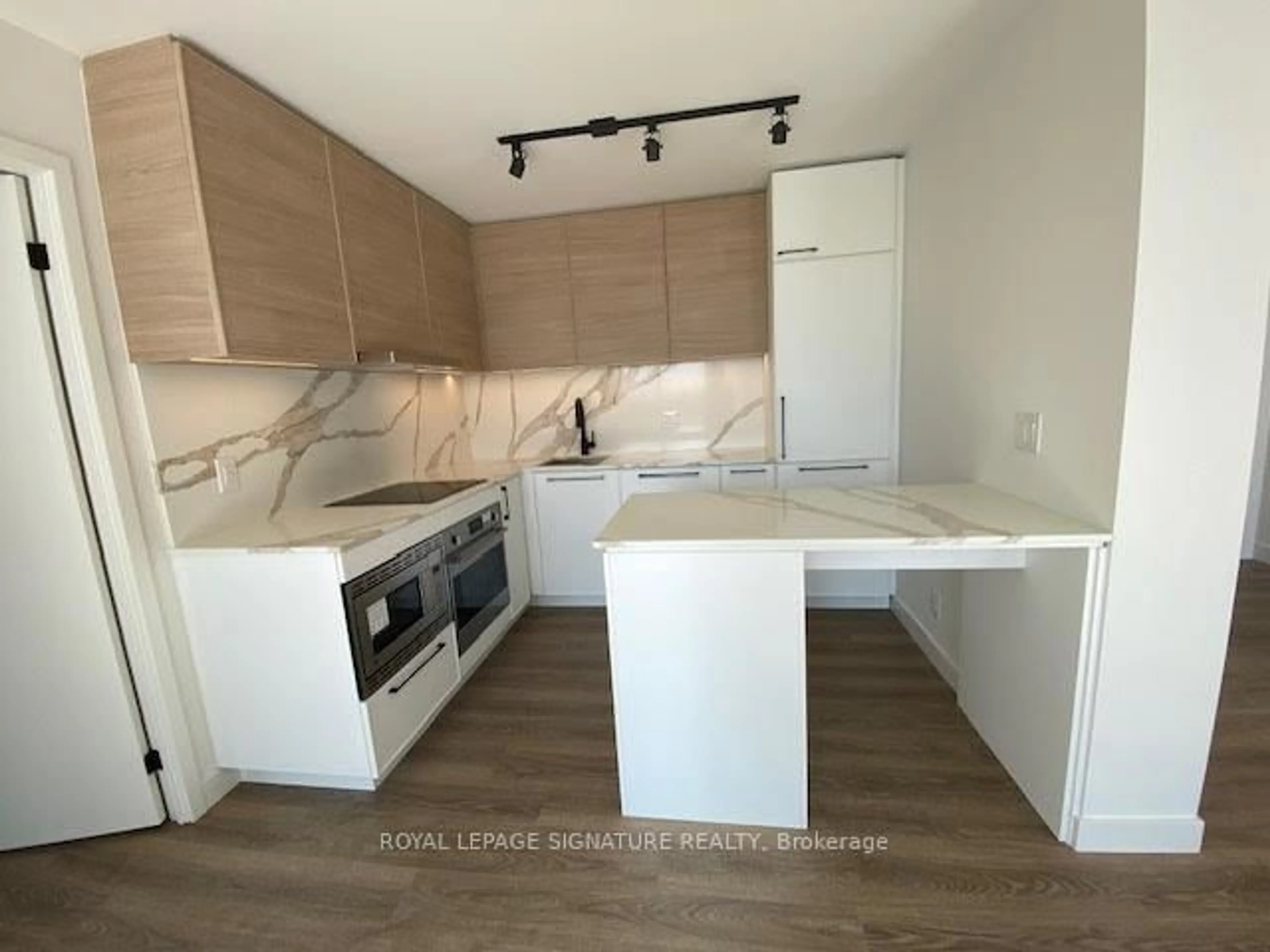 Standard kitchen, wood/laminate floor for 1050 Eastern Ave #820, Toronto Ontario M4L 0B7