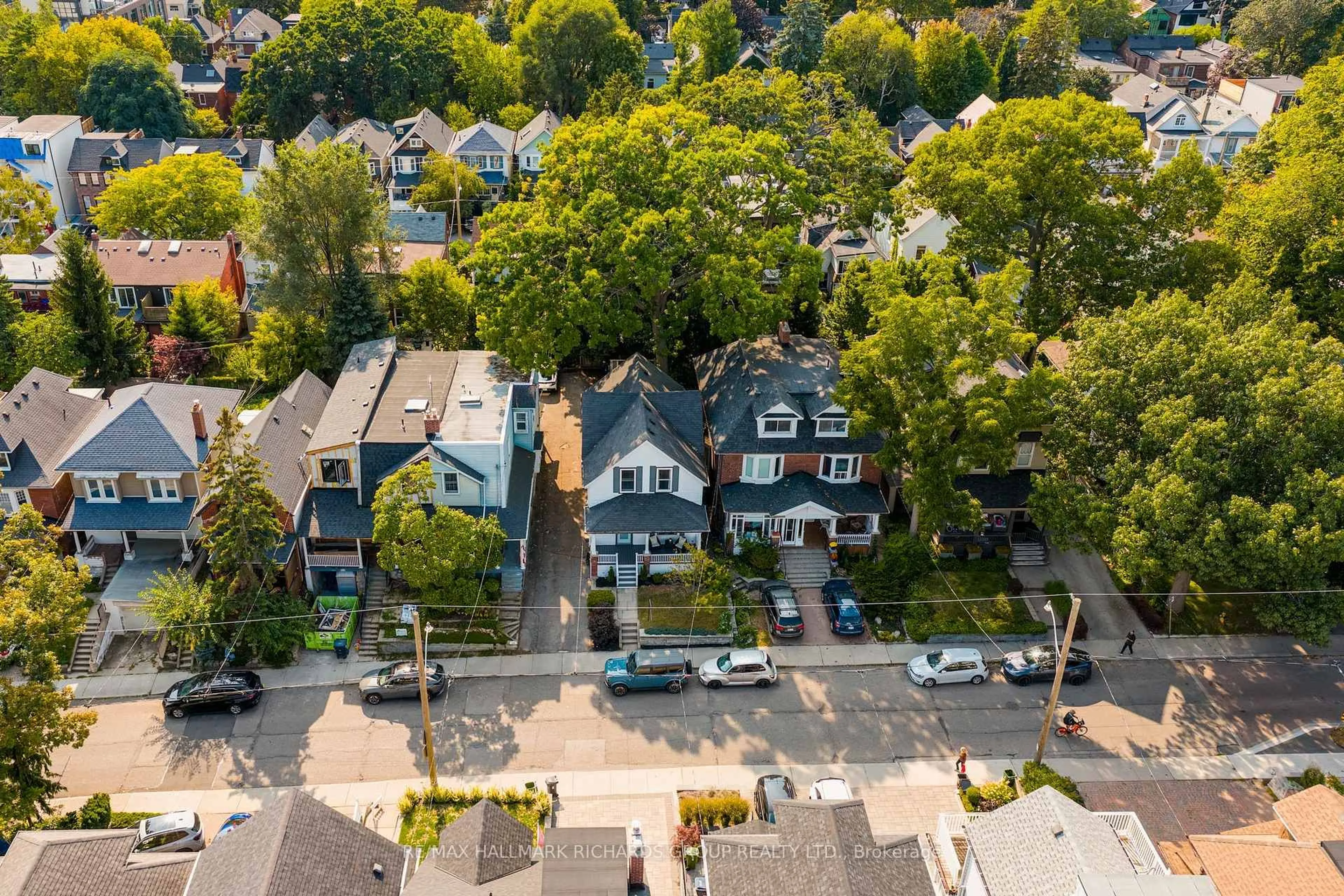 A pic from outside/outdoor area/front of a property/back of a property/a pic from drone, street for 120 Lee Ave, Toronto Ontario M4E 2P3