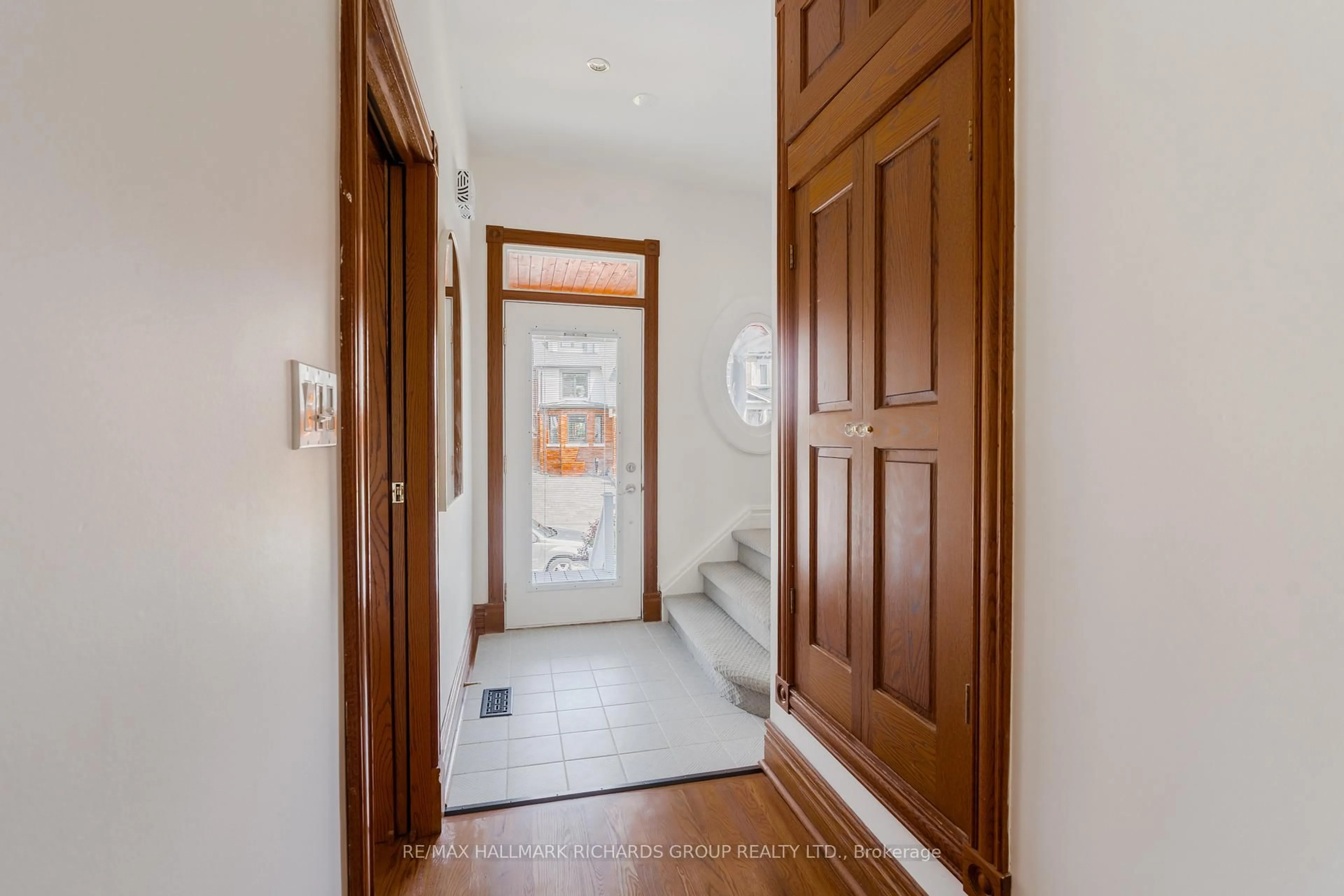 Indoor entryway for 120 Lee Ave, Toronto Ontario M4E 2P3