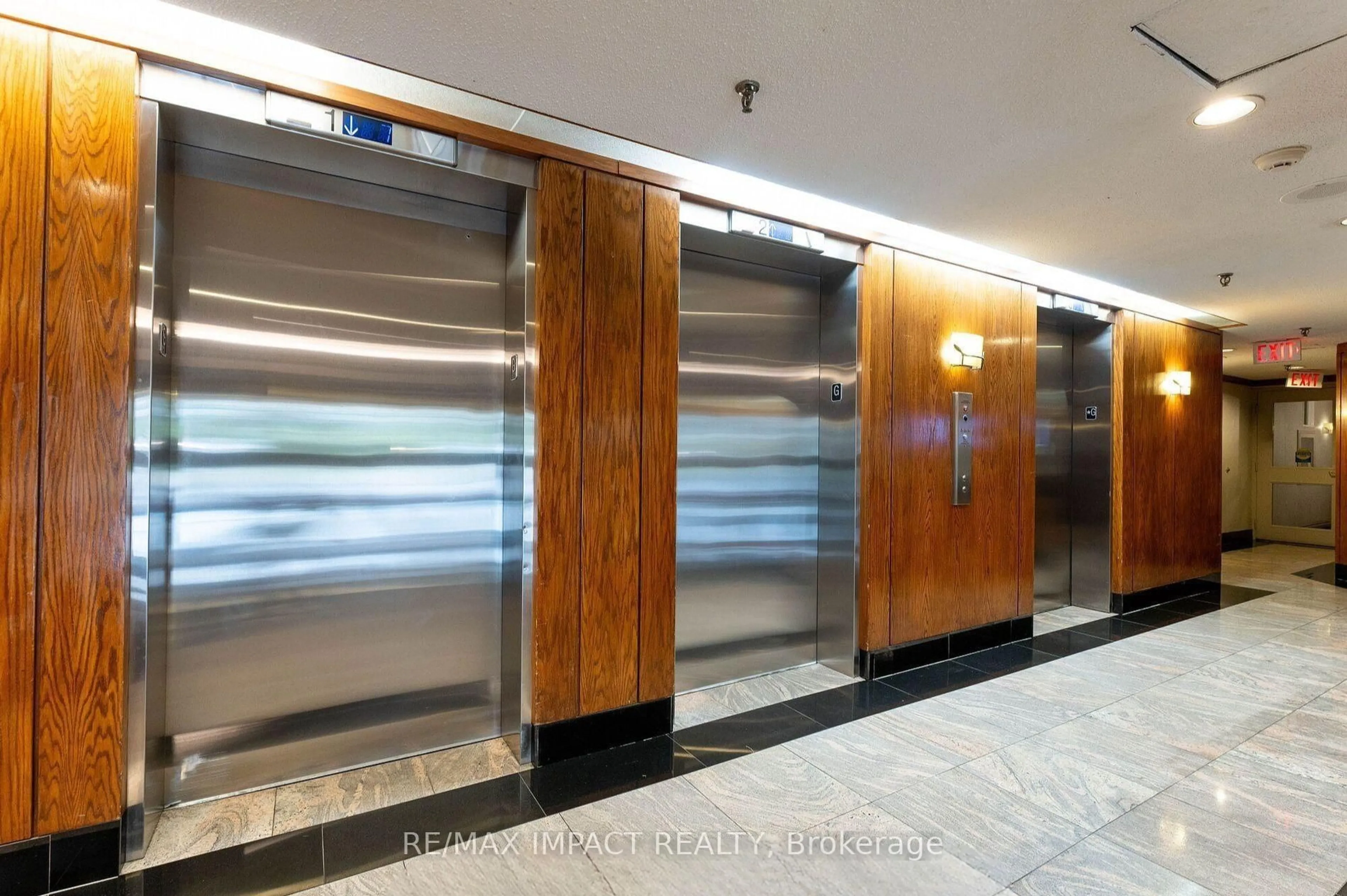 Indoor foyer for 430 McLevin Ave #1710, Toronto Ontario M1B 5P1