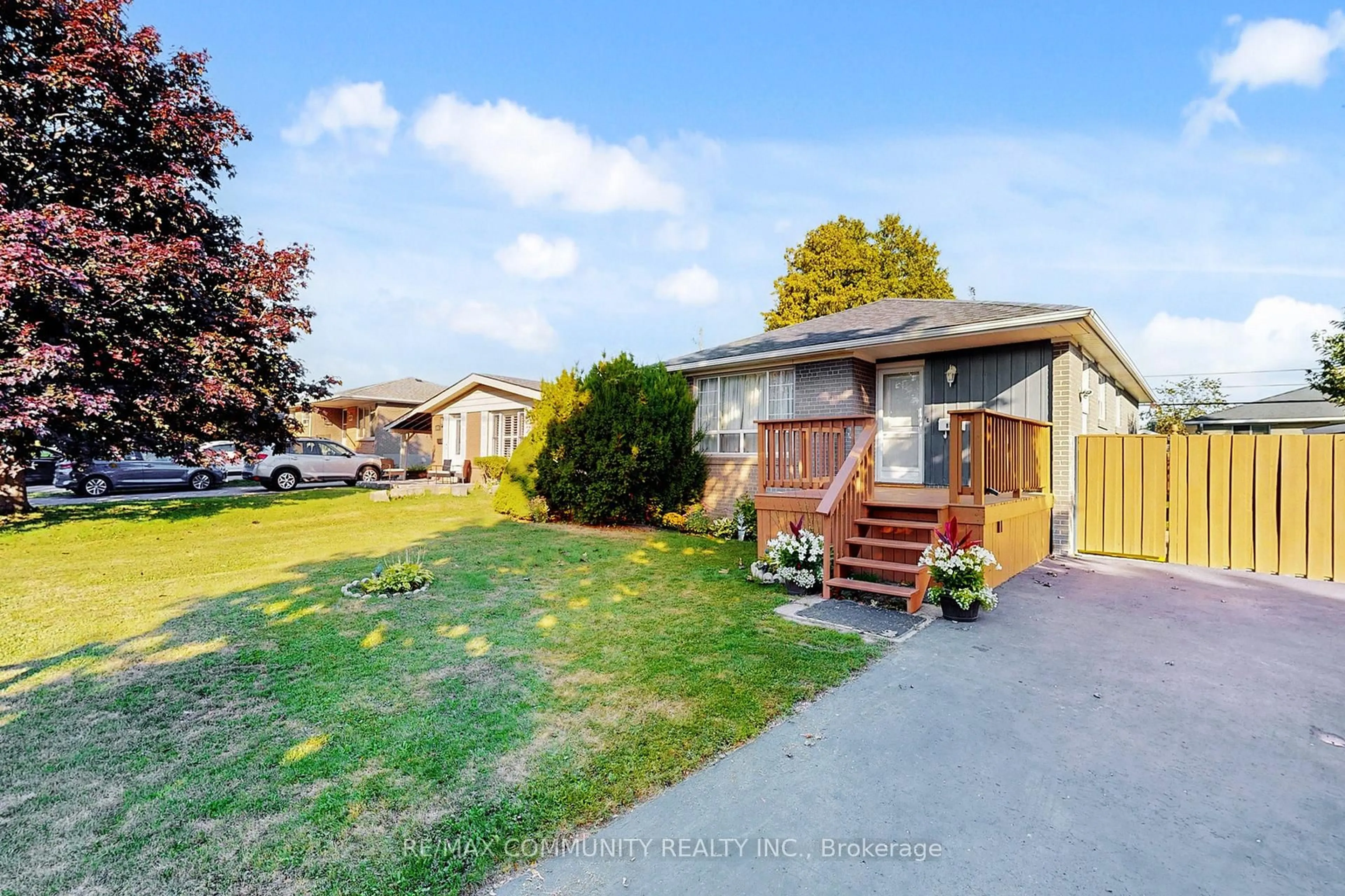 A pic from outside/outdoor area/front of a property/back of a property/a pic from drone, street for 855 Zator Ave, Pickering Ontario L1W 1Y2