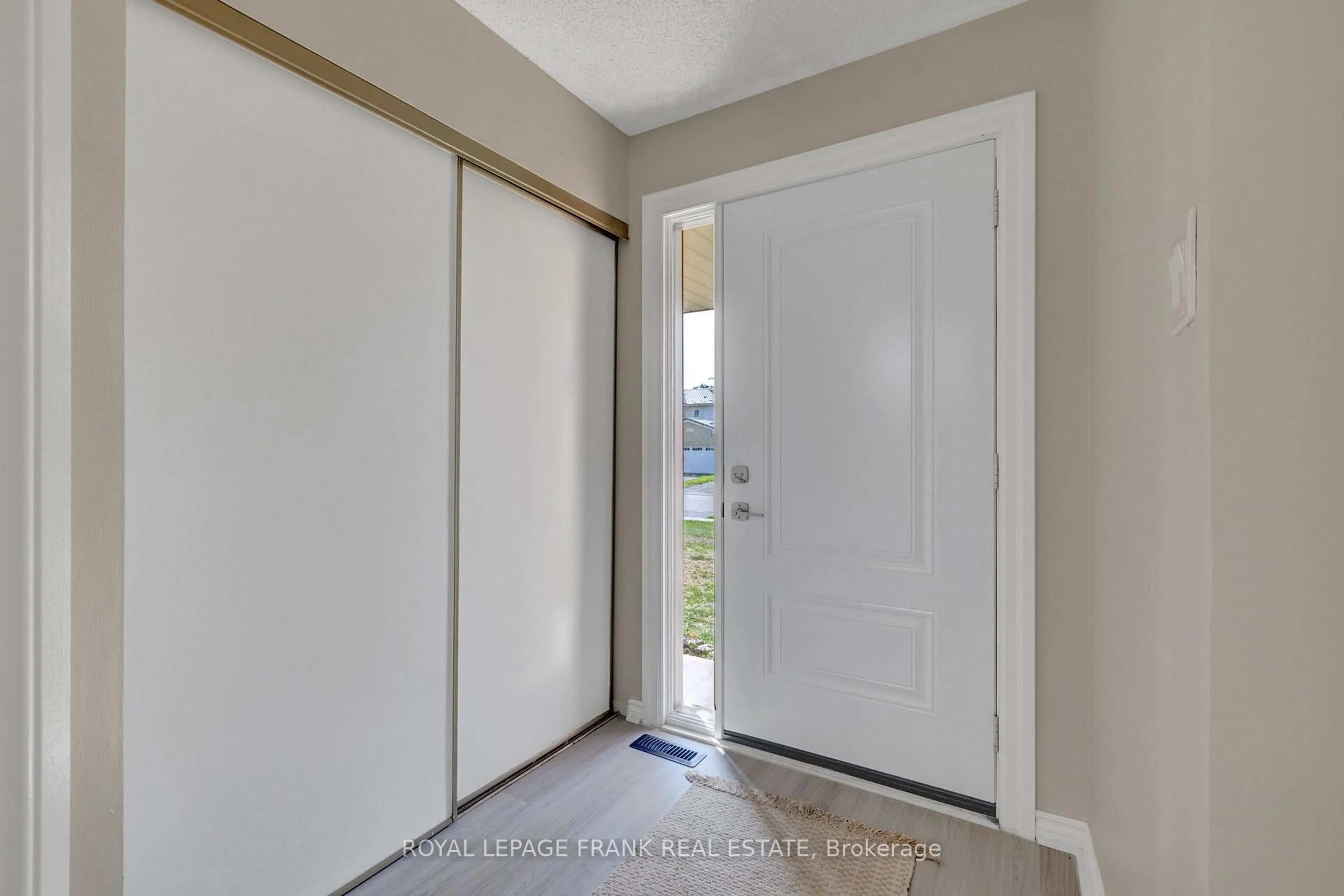 Indoor entryway for 16 Reed Dr, Ajax Ontario L1S 5S3