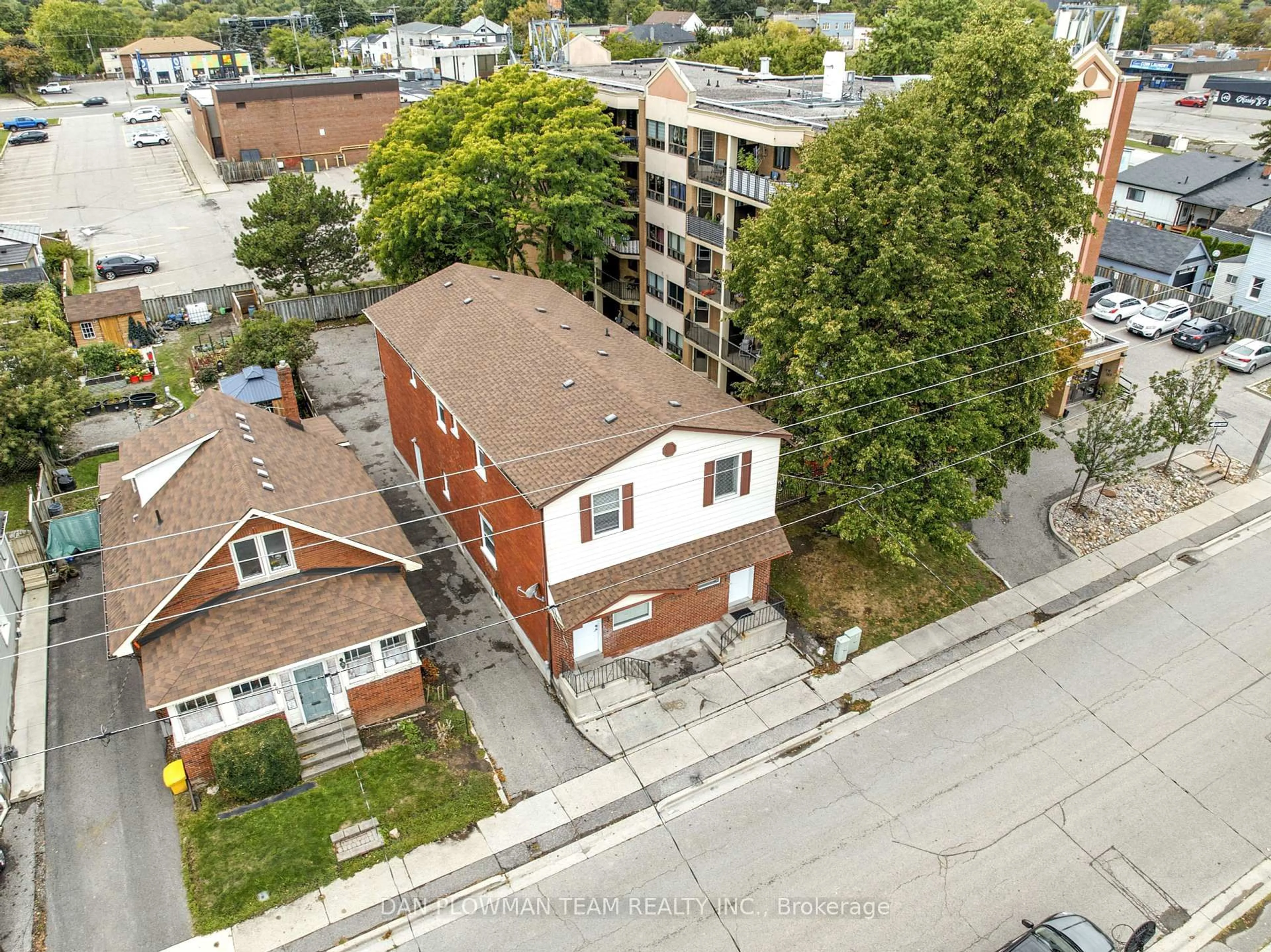 A pic from outside/outdoor area/front of a property/back of a property/a pic from drone, city buildings view from balcony for 476 Albert St, Oshawa Ontario L1H 4S6