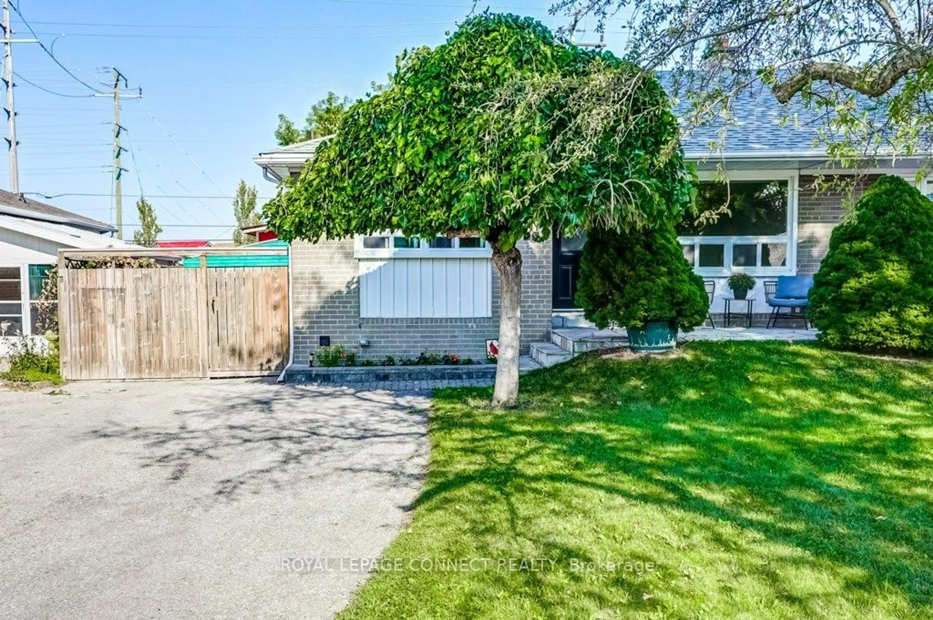 A pic from outside/outdoor area/front of a property/back of a property/a pic from drone, street for 33 Tulloch Dr, Ajax Ontario L1S 2S3