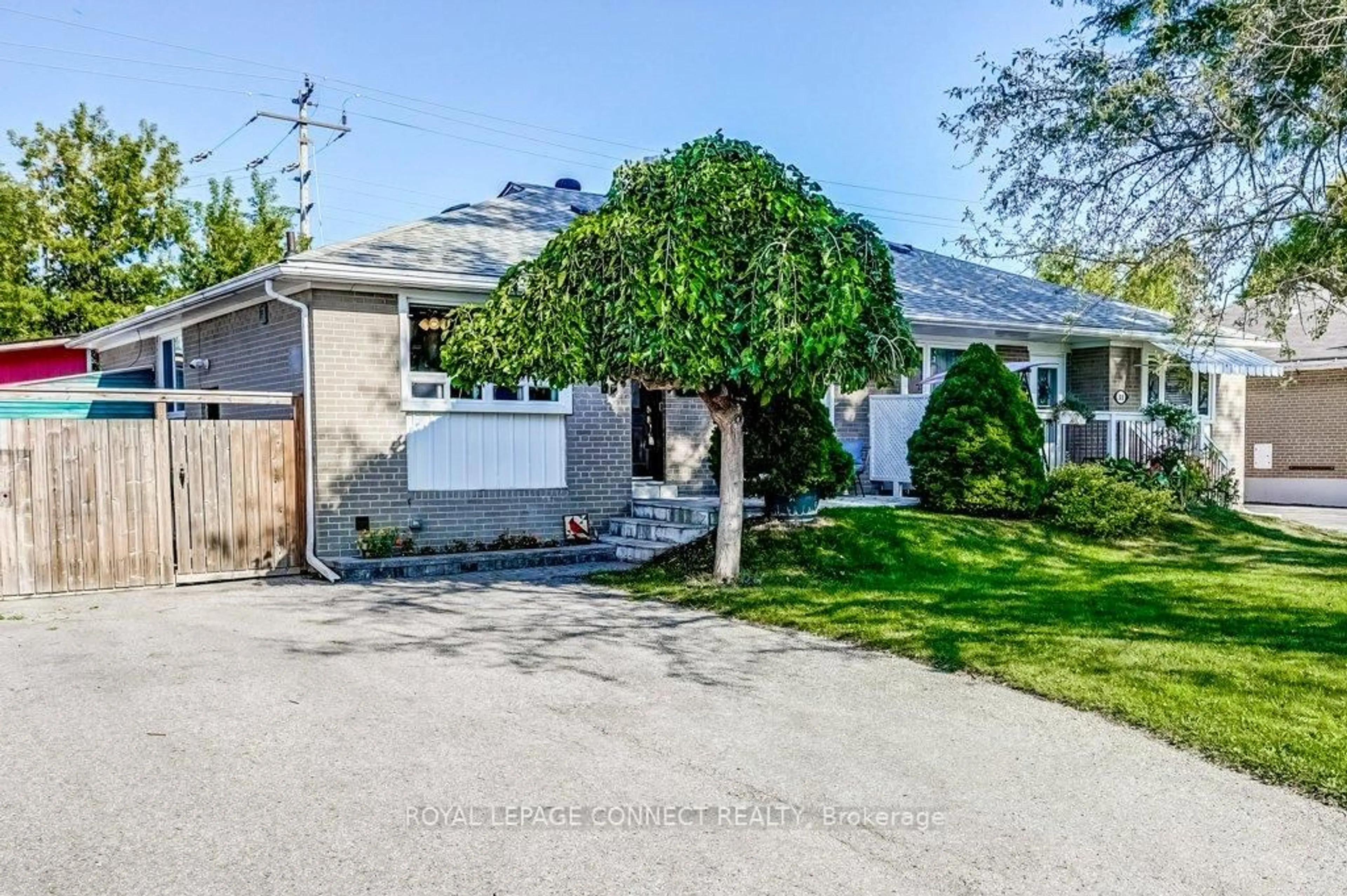 A pic from outside/outdoor area/front of a property/back of a property/a pic from drone, street for 33 Tulloch Dr, Ajax Ontario L1S 2S3