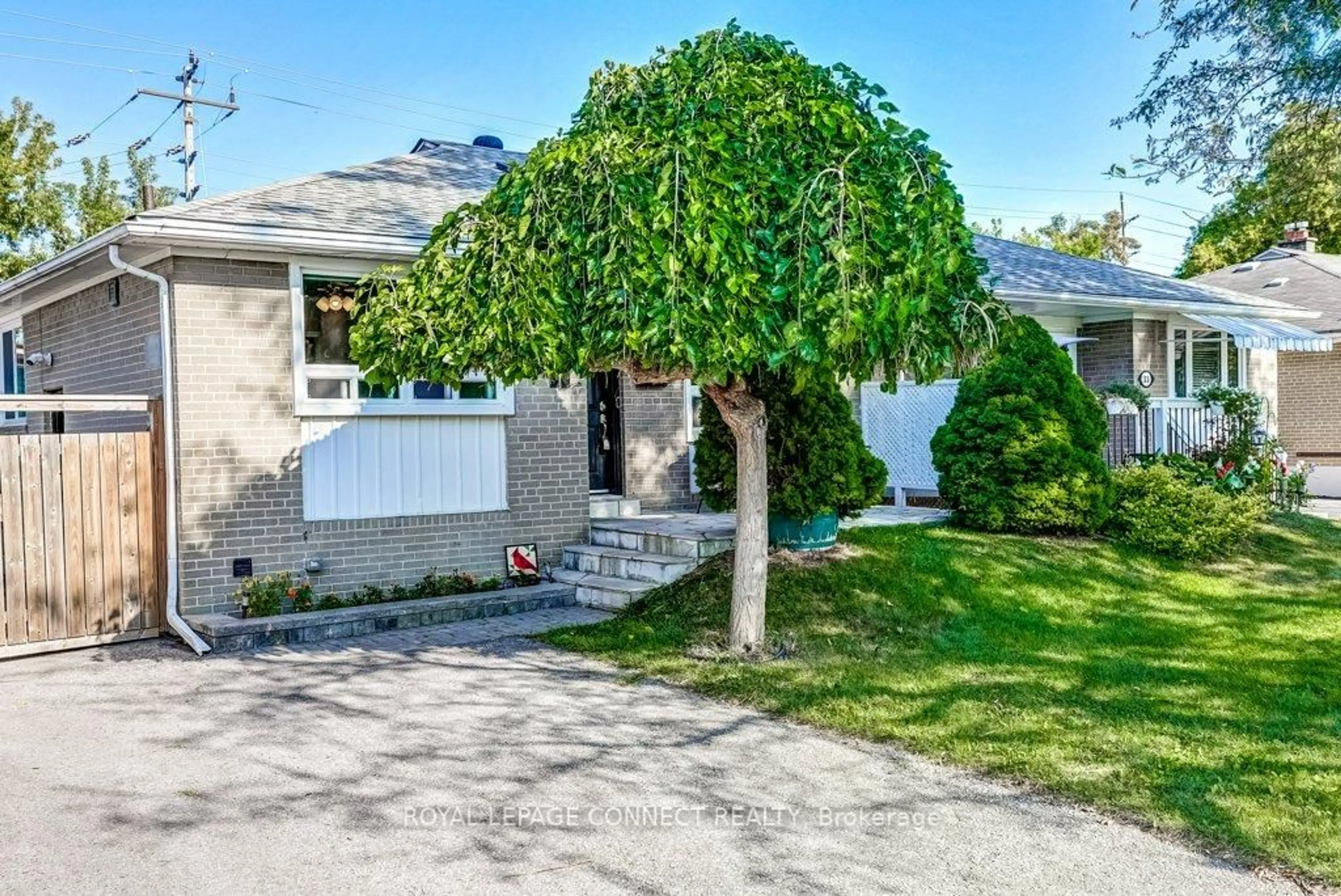 A pic from outside/outdoor area/front of a property/back of a property/a pic from drone, street for 33 Tulloch Dr, Ajax Ontario L1S 2S3