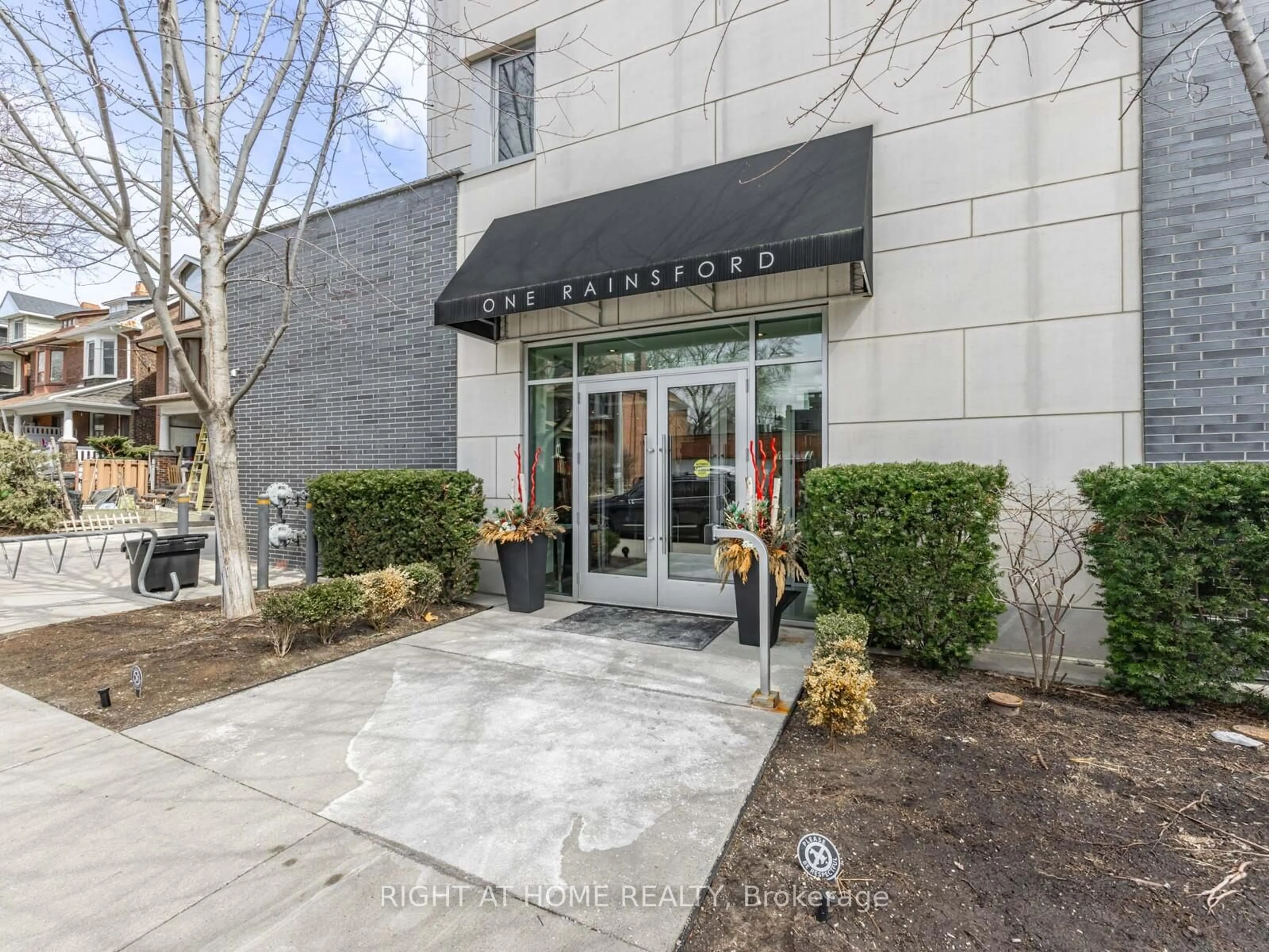 Indoor foyer for 1 Rainsford Rd #204, Toronto Ontario M4L 3N5