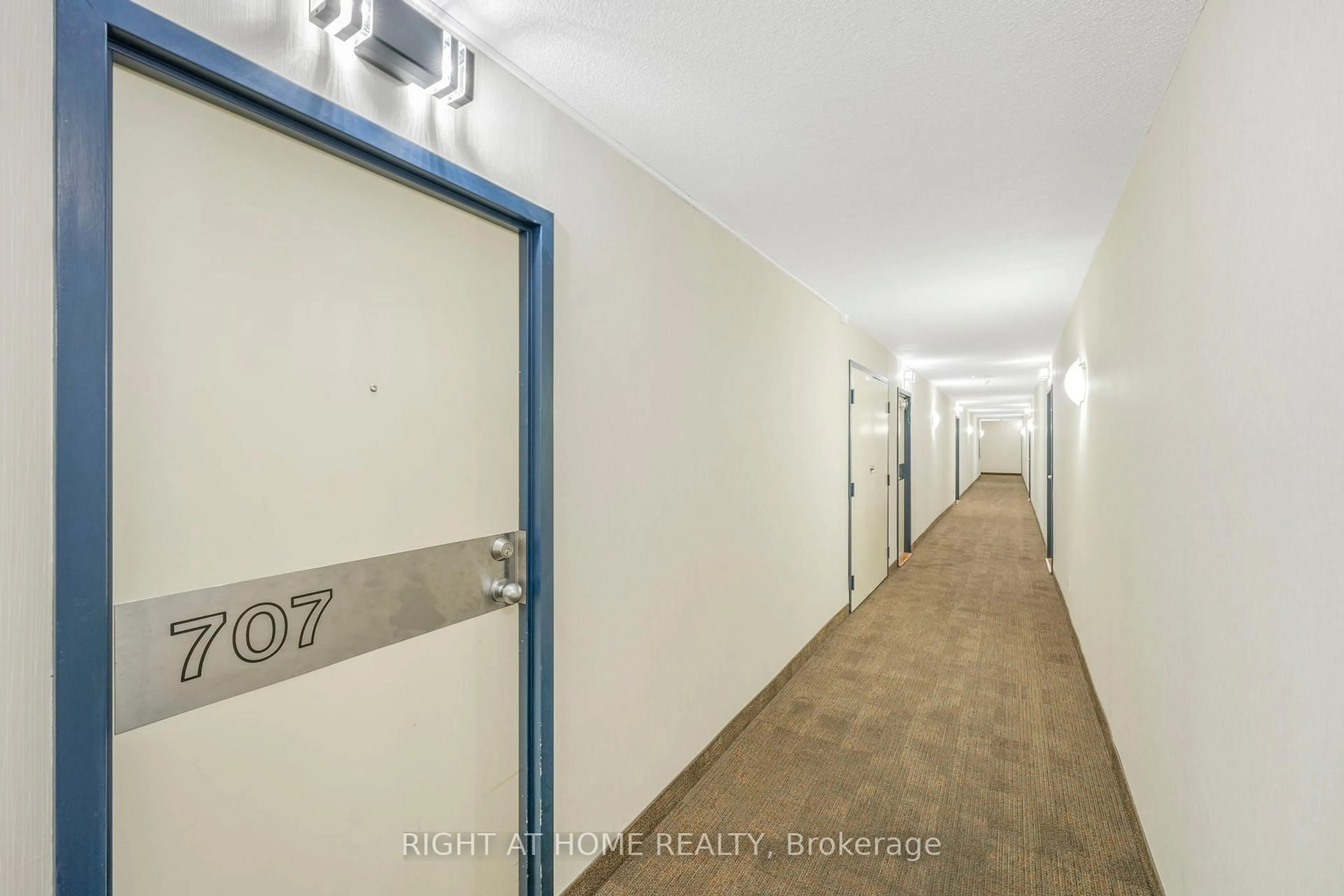 Indoor foyer for 2466 Eglinton Ave #707, Toronto Ontario M1K 5J8