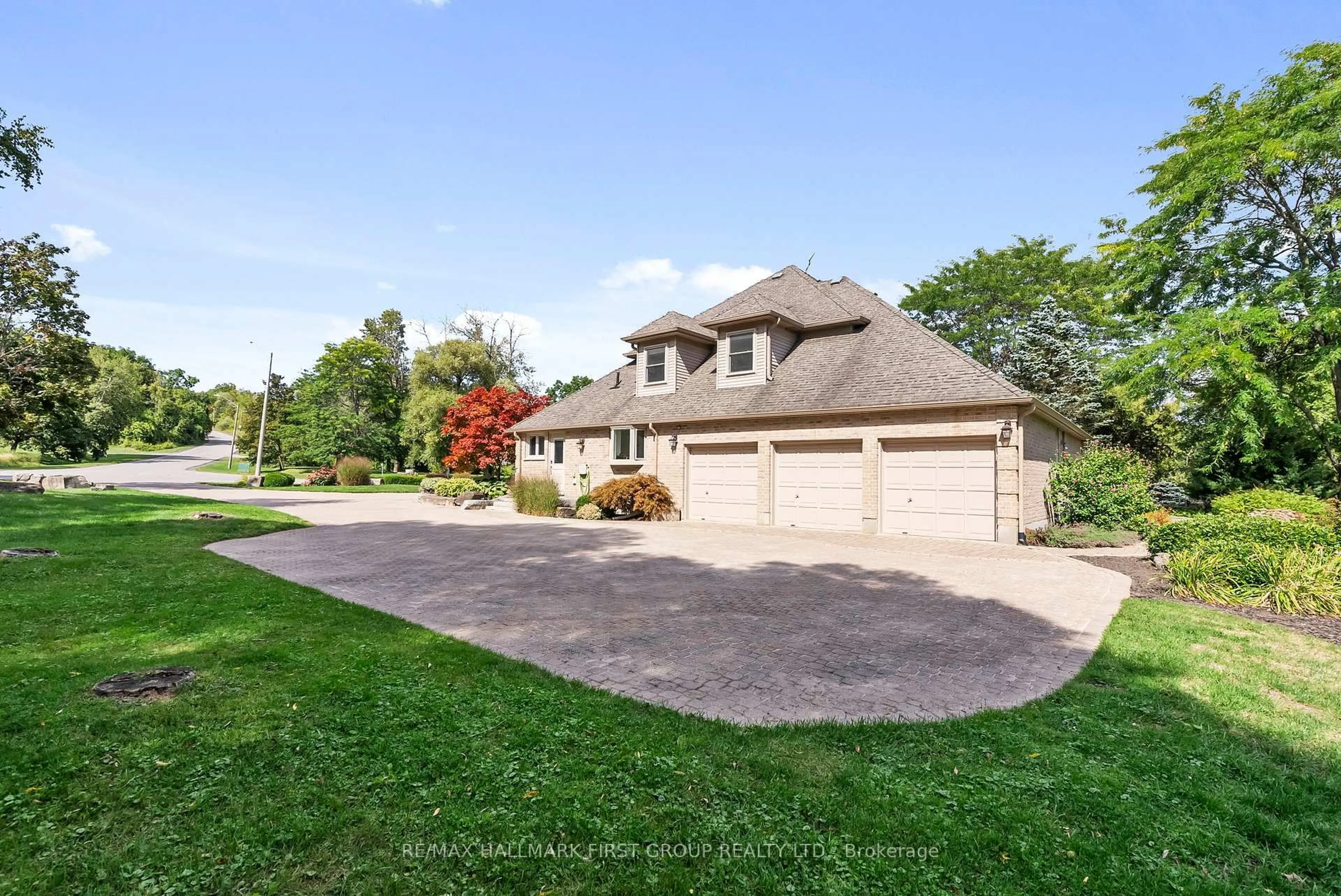 A pic from outside/outdoor area/front of a property/back of a property/a pic from drone, street for 5 McNamara Crt, Ajax Ontario L1T 4W6