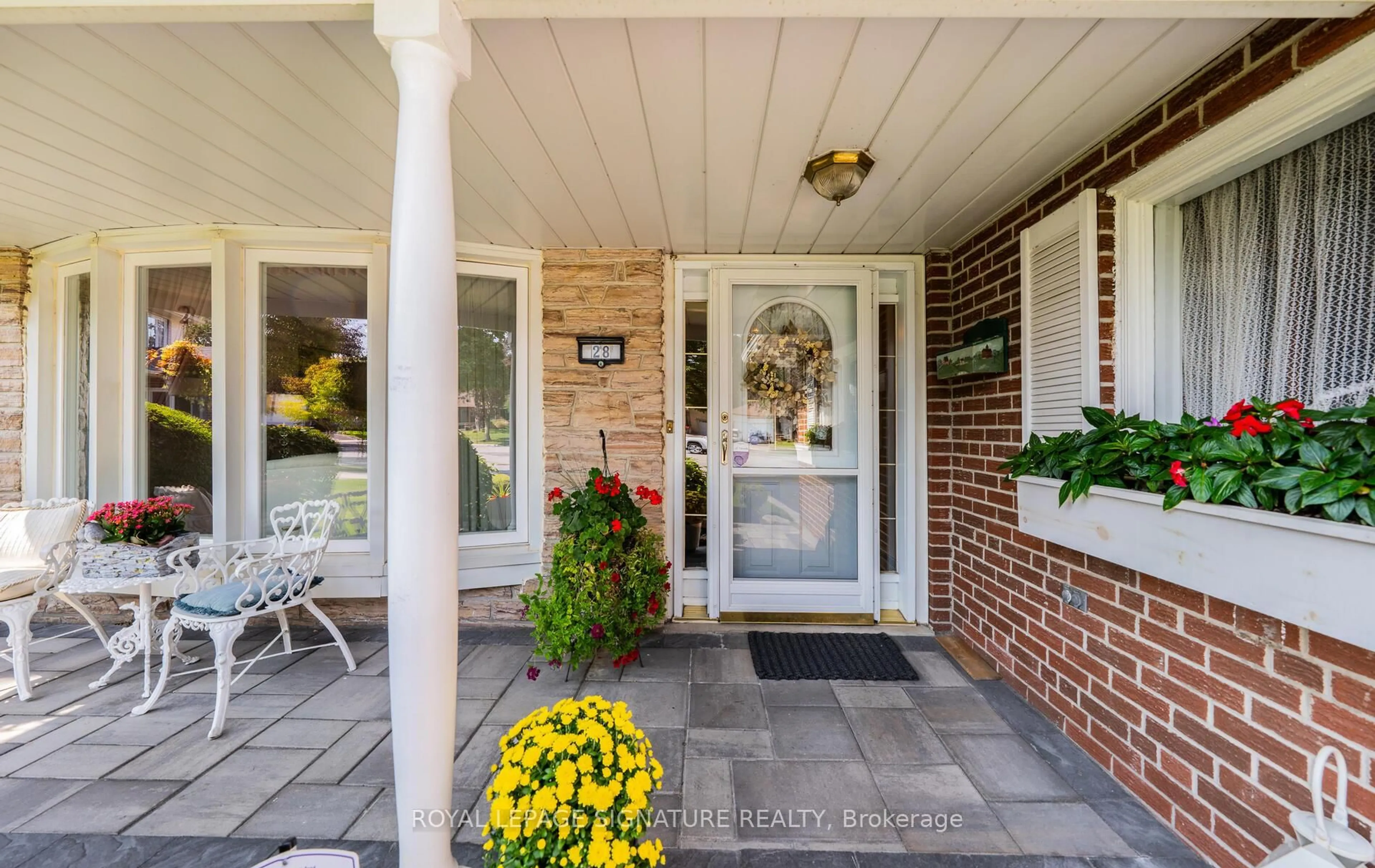 Indoor entryway for 28 Roundwood Crt, Toronto Ontario M1W 1Z2