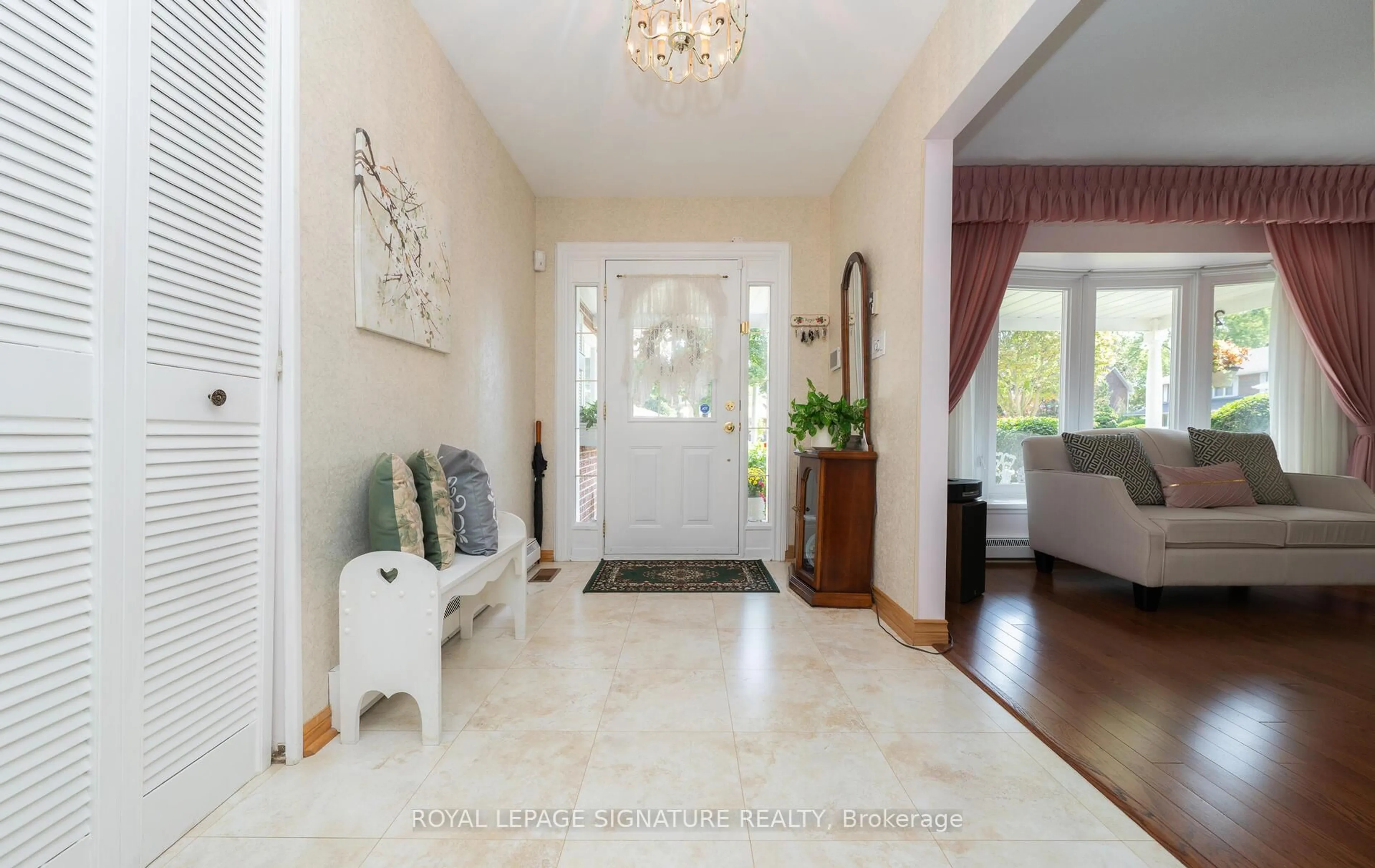 Indoor entryway for 28 Roundwood Crt, Toronto Ontario M1W 1Z2