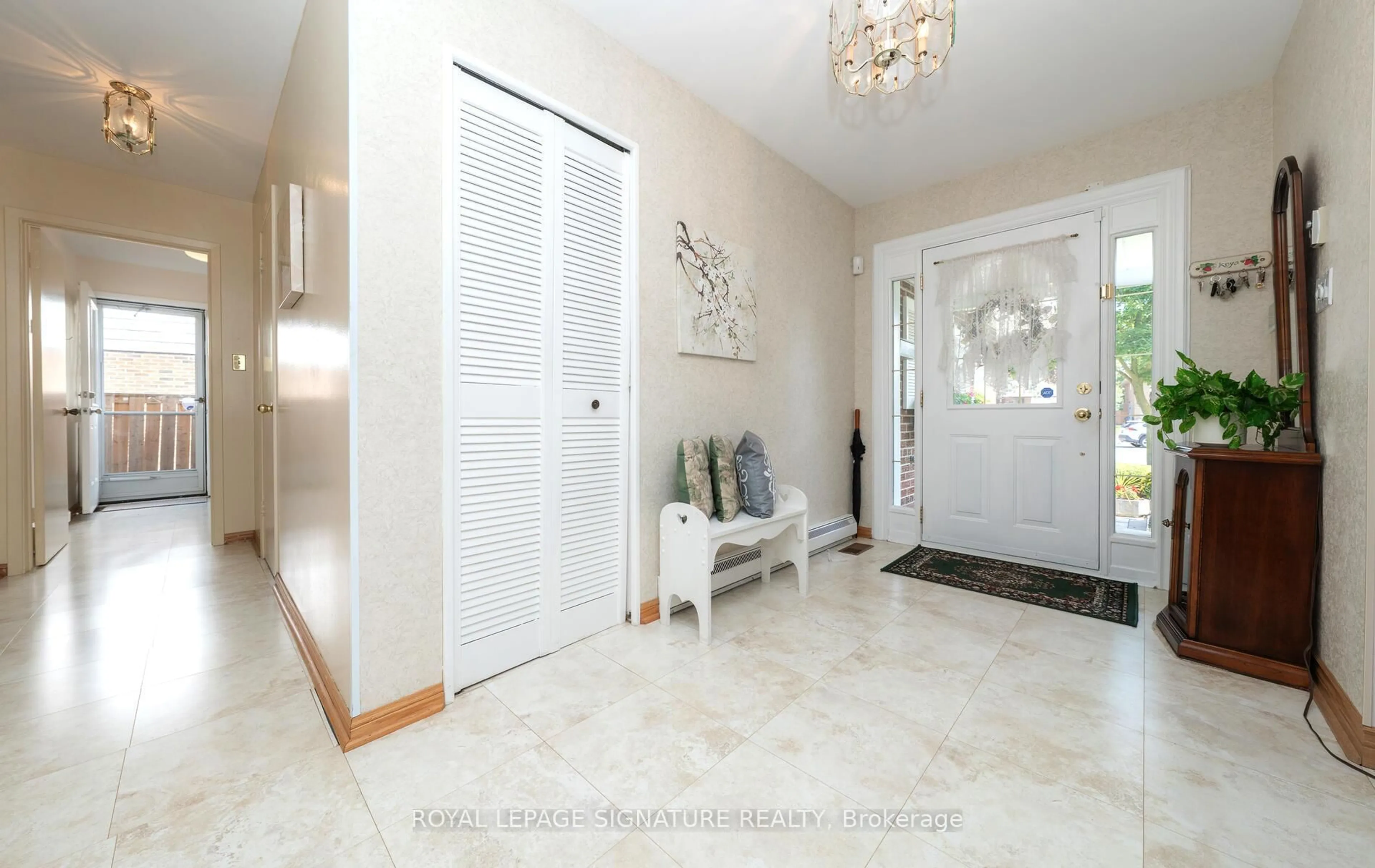Indoor entryway for 28 Roundwood Crt, Toronto Ontario M1W 1Z2