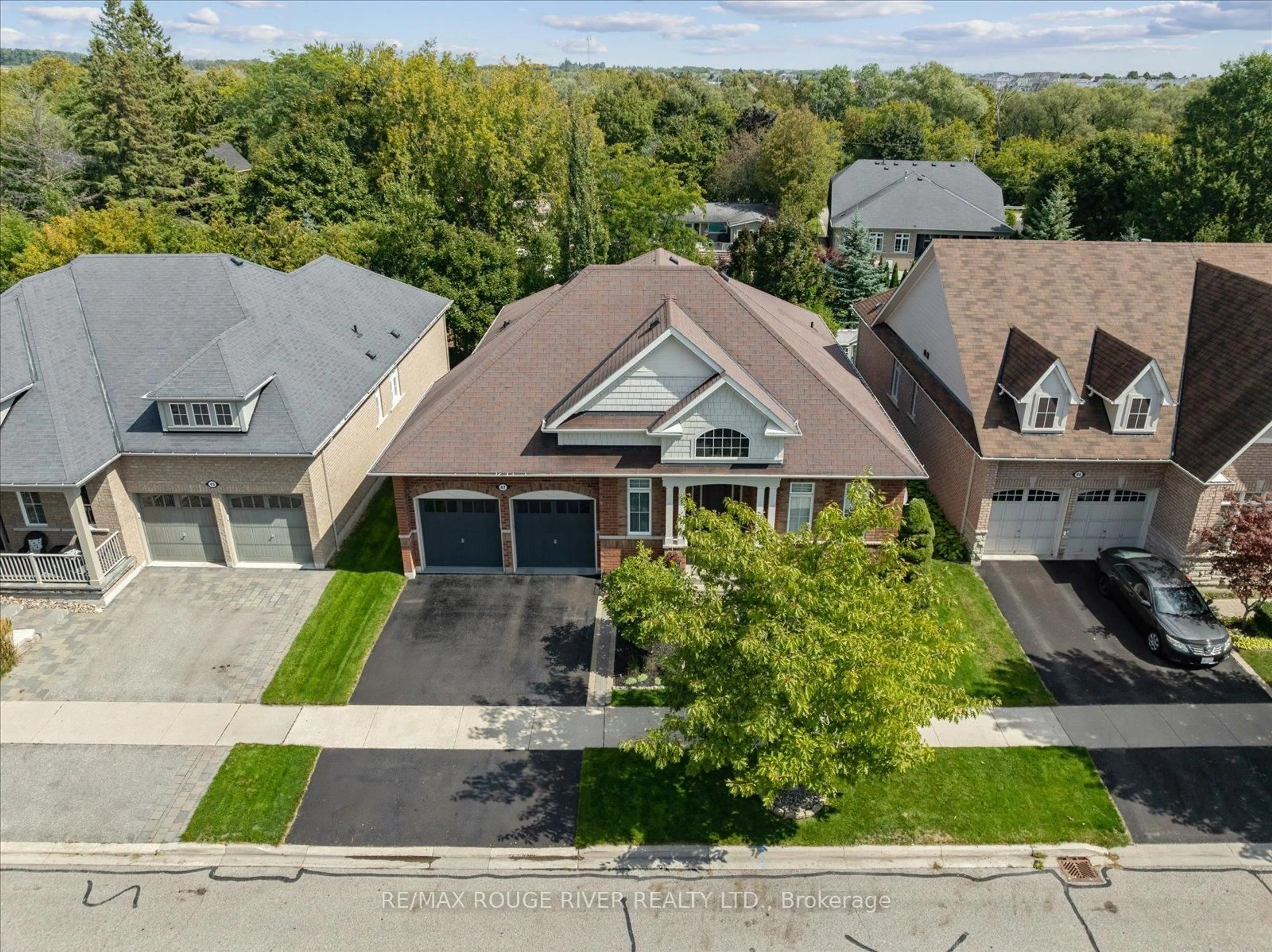 A pic from outside/outdoor area/front of a property/back of a property/a pic from drone, street for 47 Montana Cres, Whitby Ontario L1M 0G4