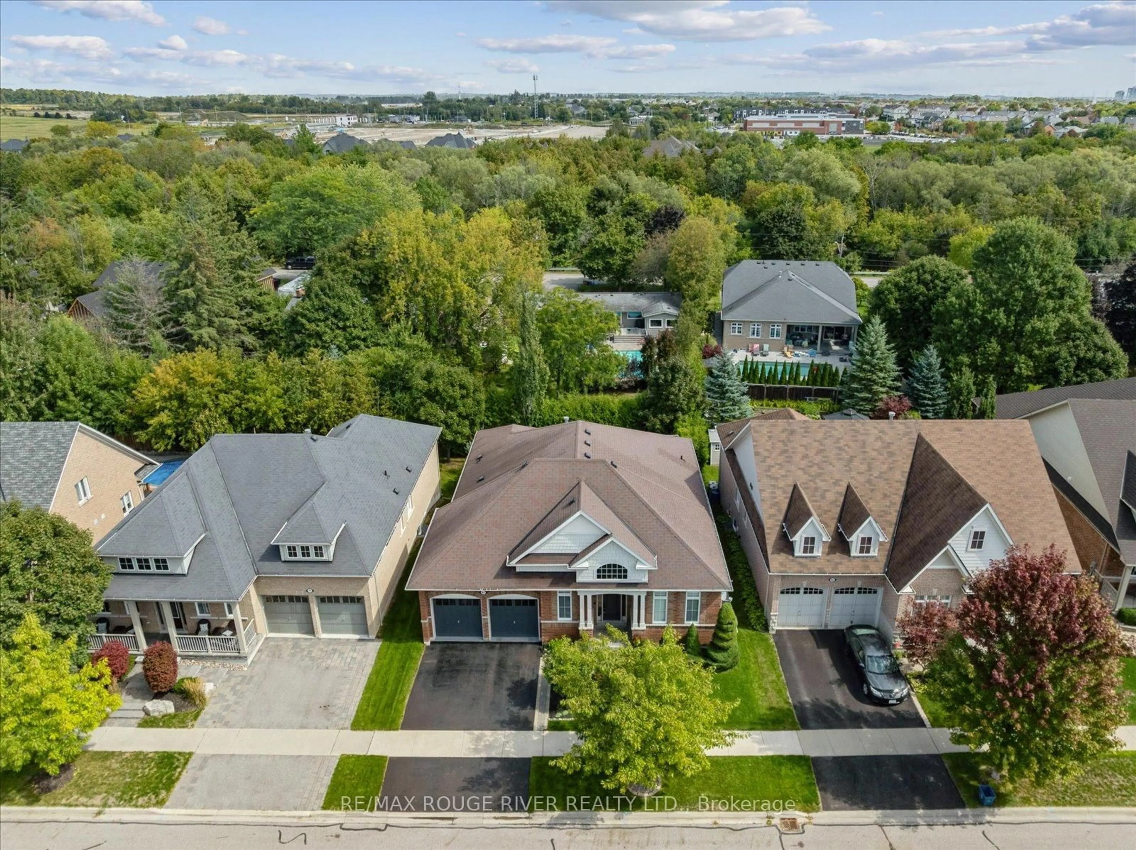 A pic from outside/outdoor area/front of a property/back of a property/a pic from drone, unknown for 47 Montana Cres, Whitby Ontario L1M 0G4