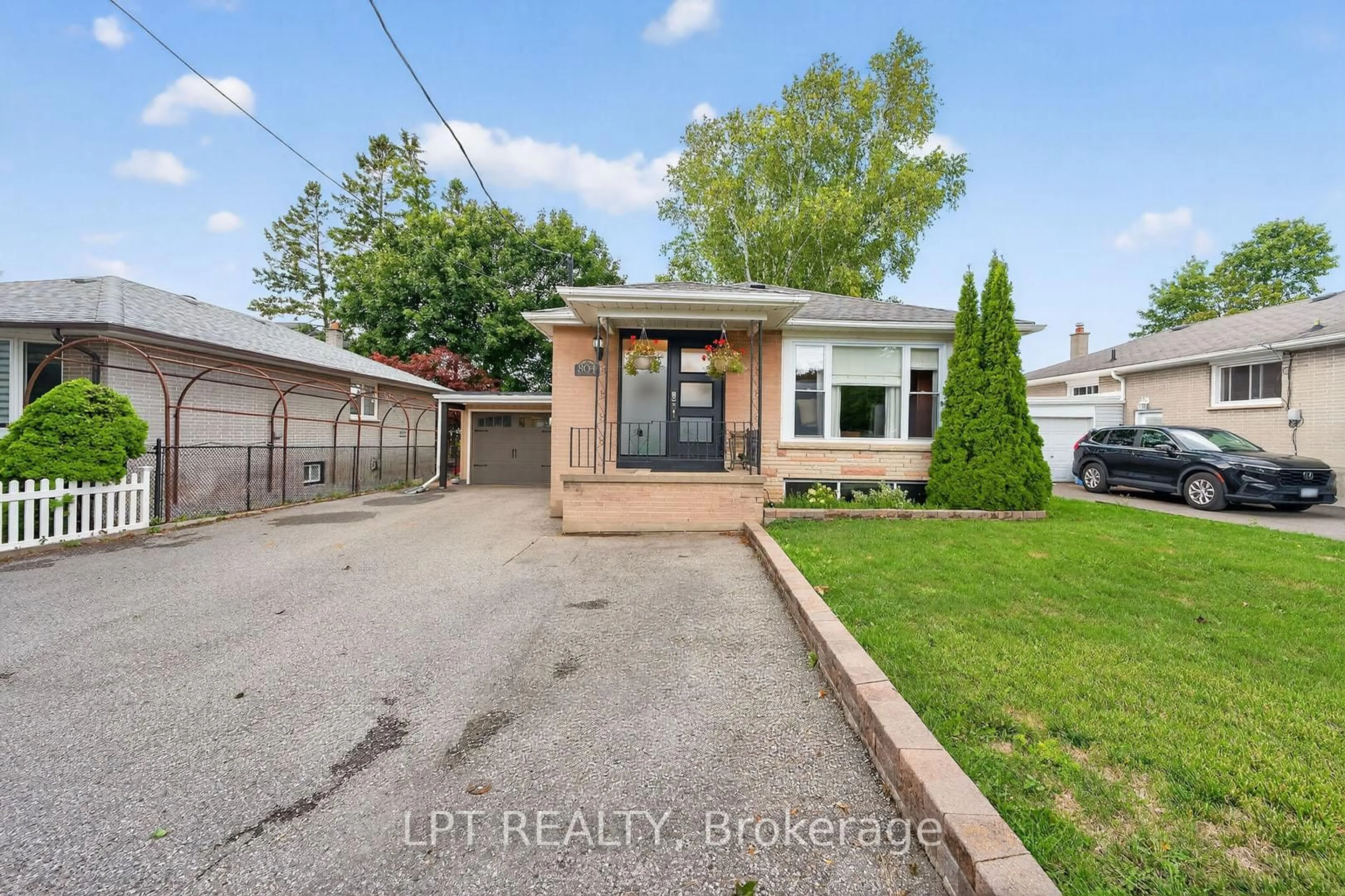 A pic from outside/outdoor area/front of a property/back of a property/a pic from drone, street for 804 Beech St, Whitby Ontario L1N 3B7