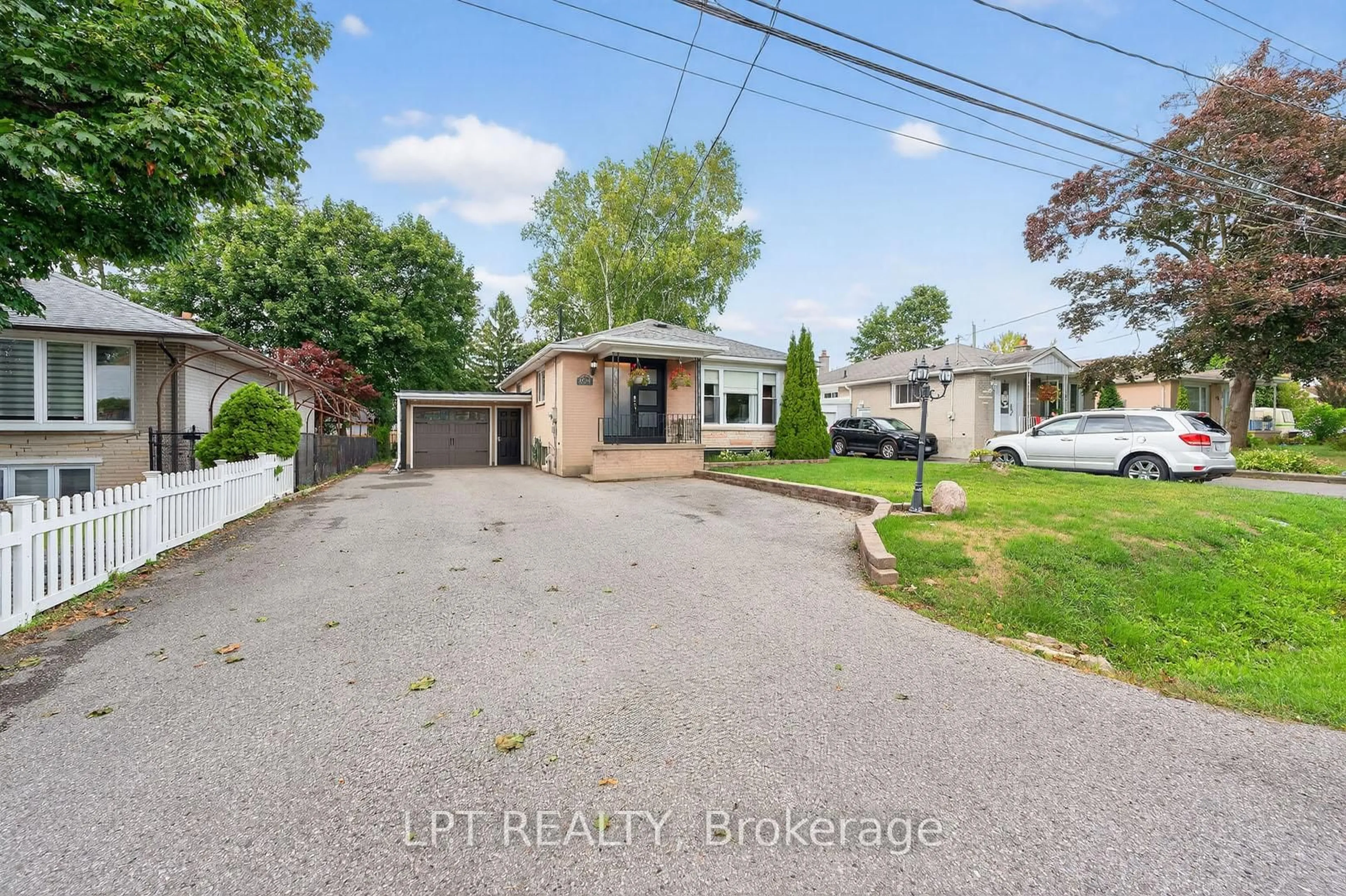 A pic from outside/outdoor area/front of a property/back of a property/a pic from drone, street for 804 Beech St, Whitby Ontario L1N 3B7