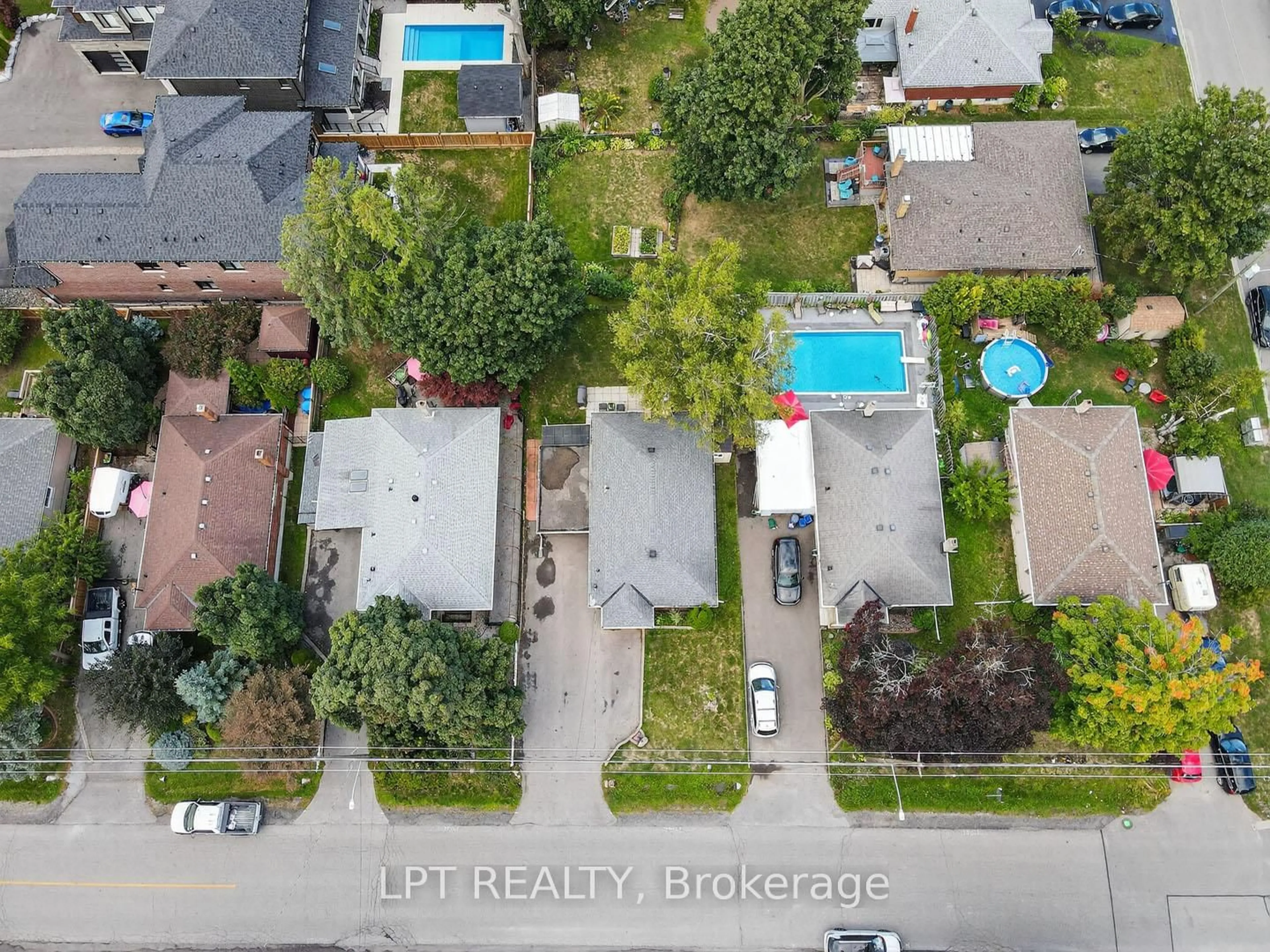 A pic from outside/outdoor area/front of a property/back of a property/a pic from drone, street for 804 Beech St, Whitby Ontario L1N 3B7
