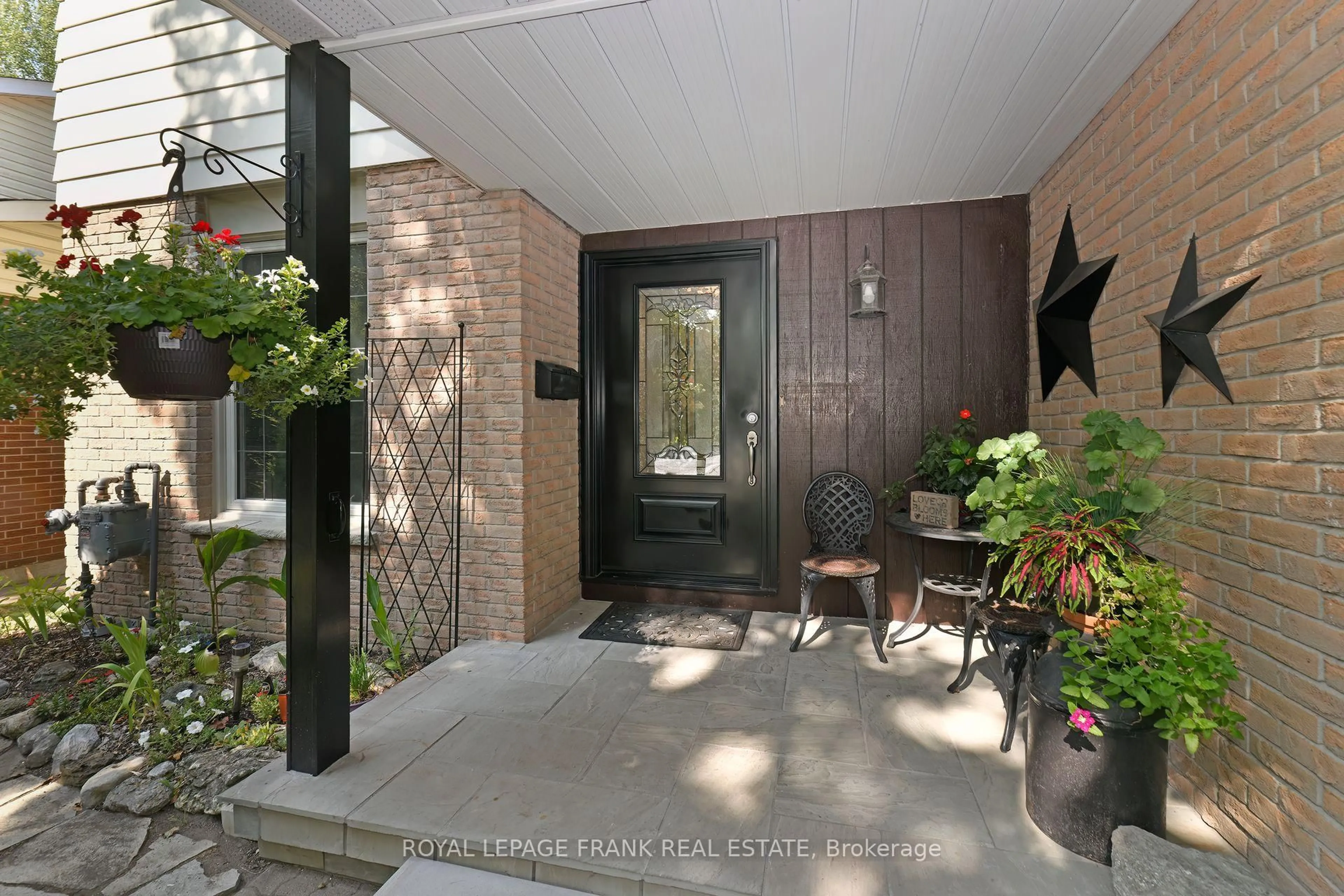 Indoor entryway for 1104 Old Pye Crt, Oshawa Ontario L1G 7N8