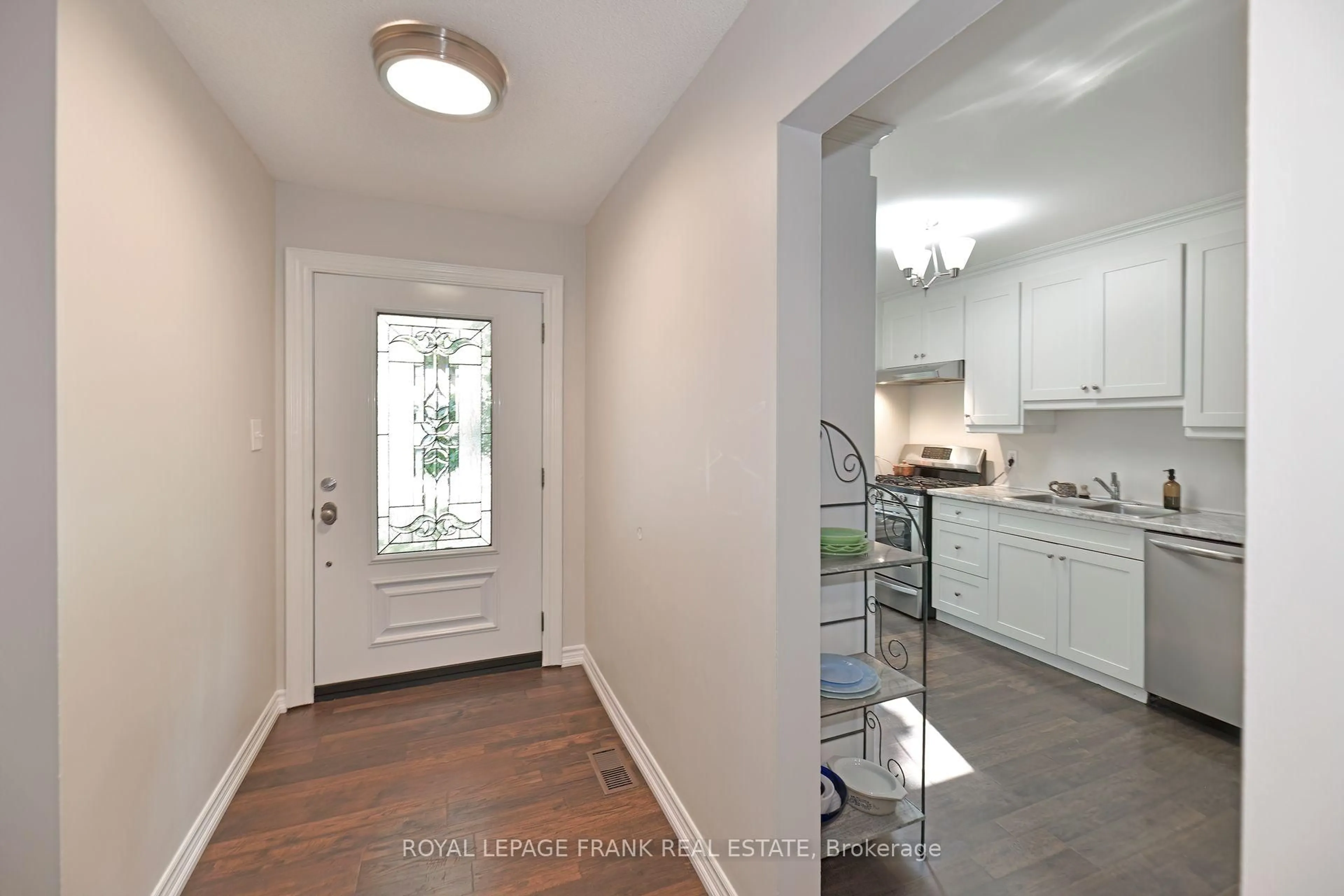 Indoor entryway for 1104 Old Pye Crt, Oshawa Ontario L1G 7N8