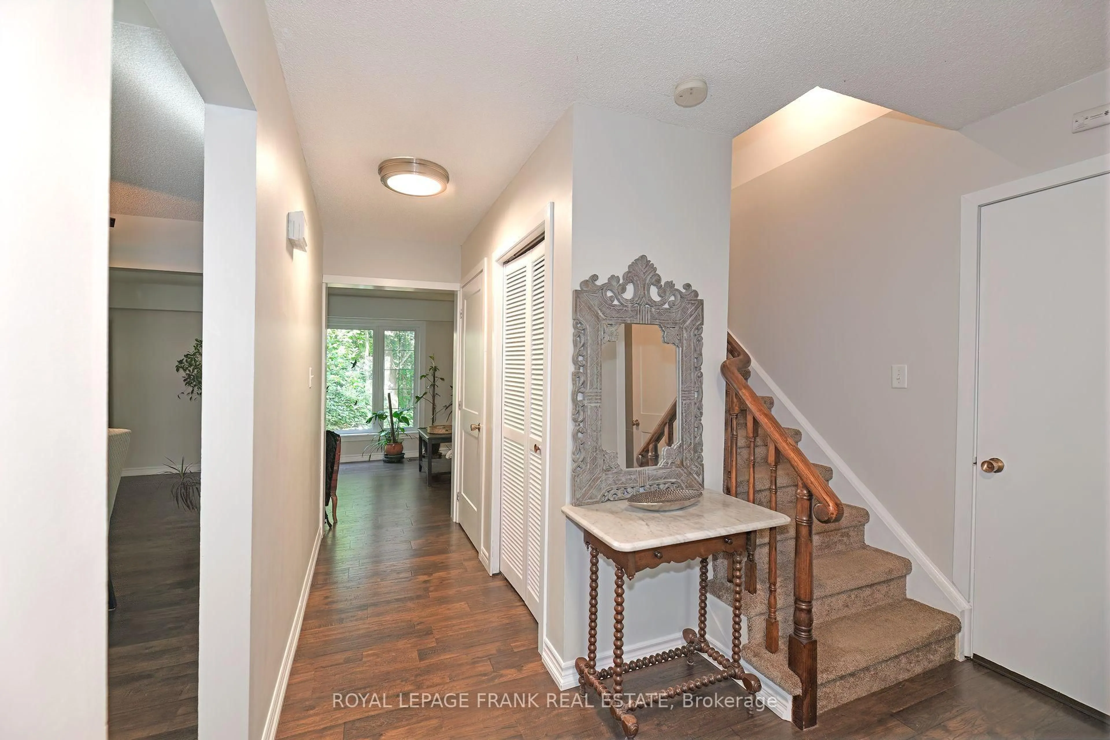 Indoor entryway for 1104 Old Pye Crt, Oshawa Ontario L1G 7N8