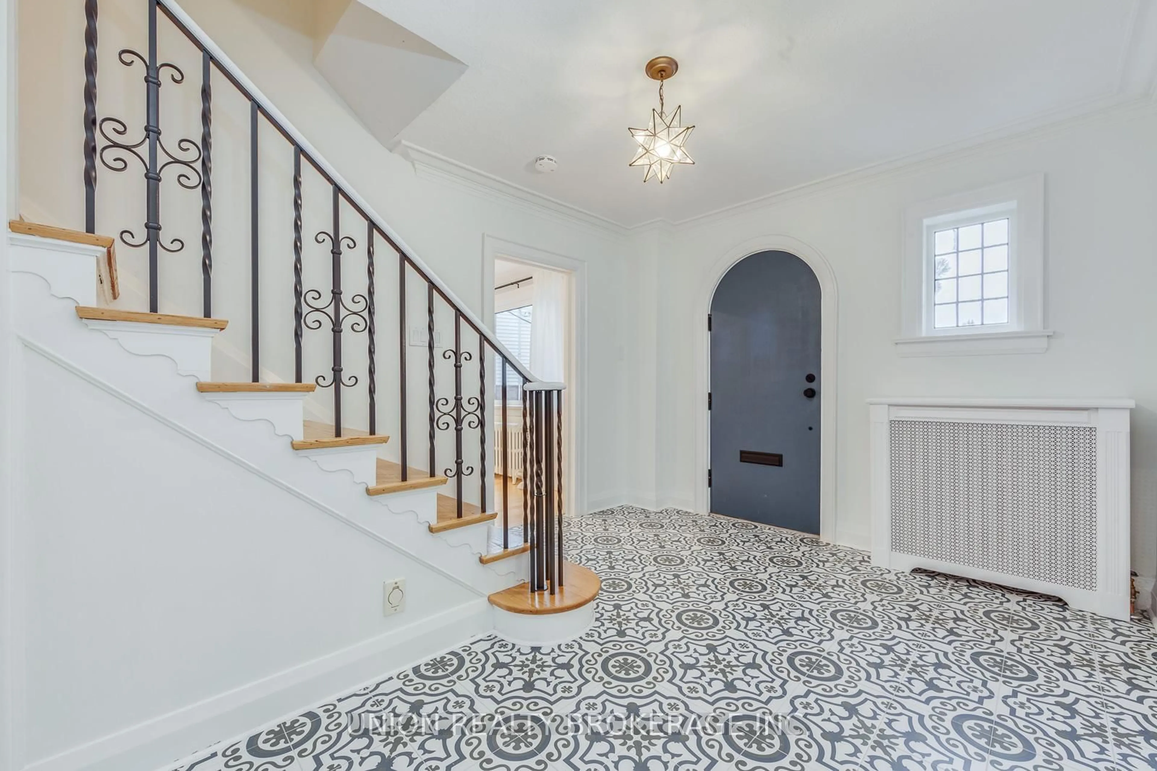 Indoor entryway for 38 Long Cres, Toronto Ontario M4E 1N6