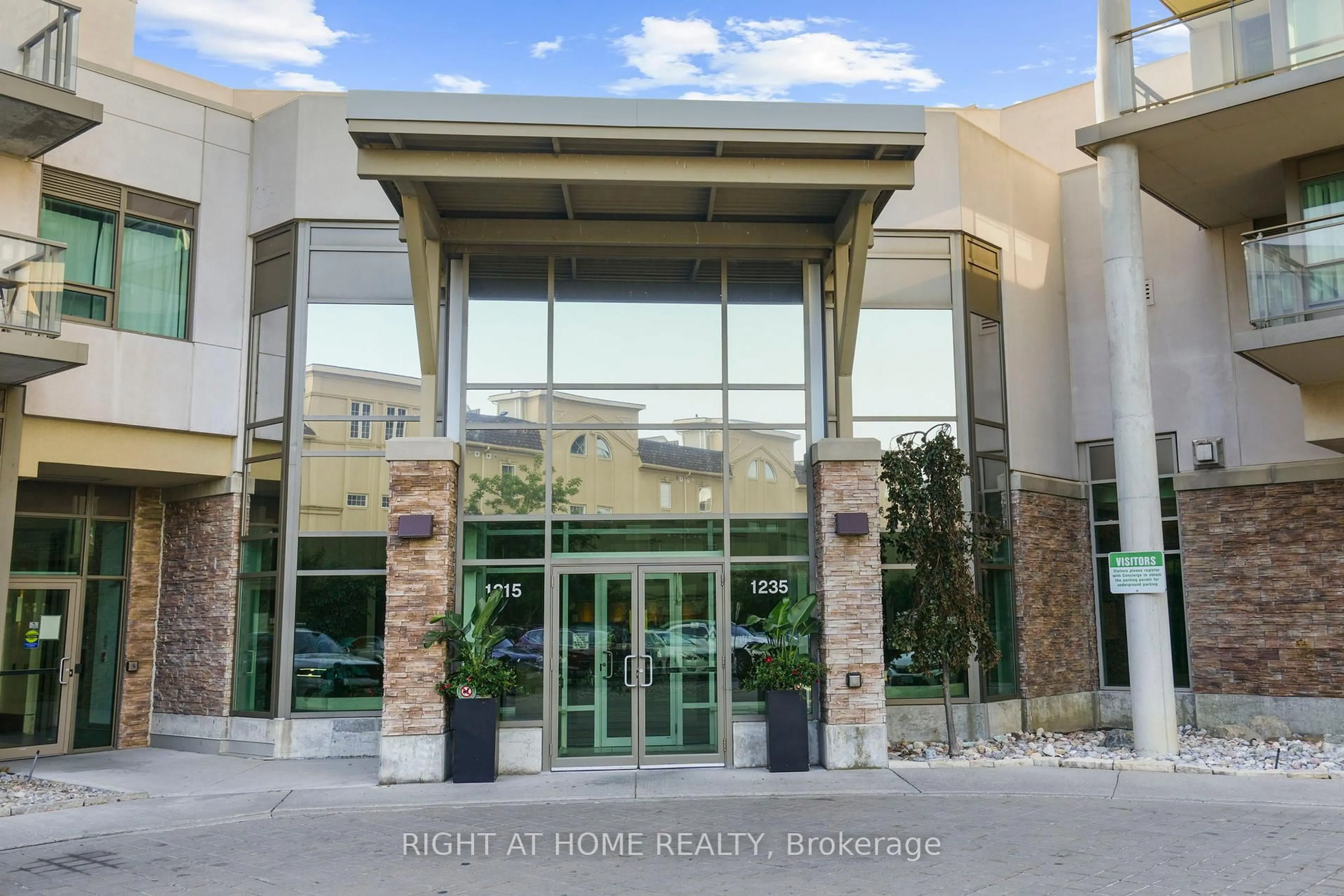 Indoor foyer for 1235 Bayly St #603, Pickering Ontario L1W 1L7