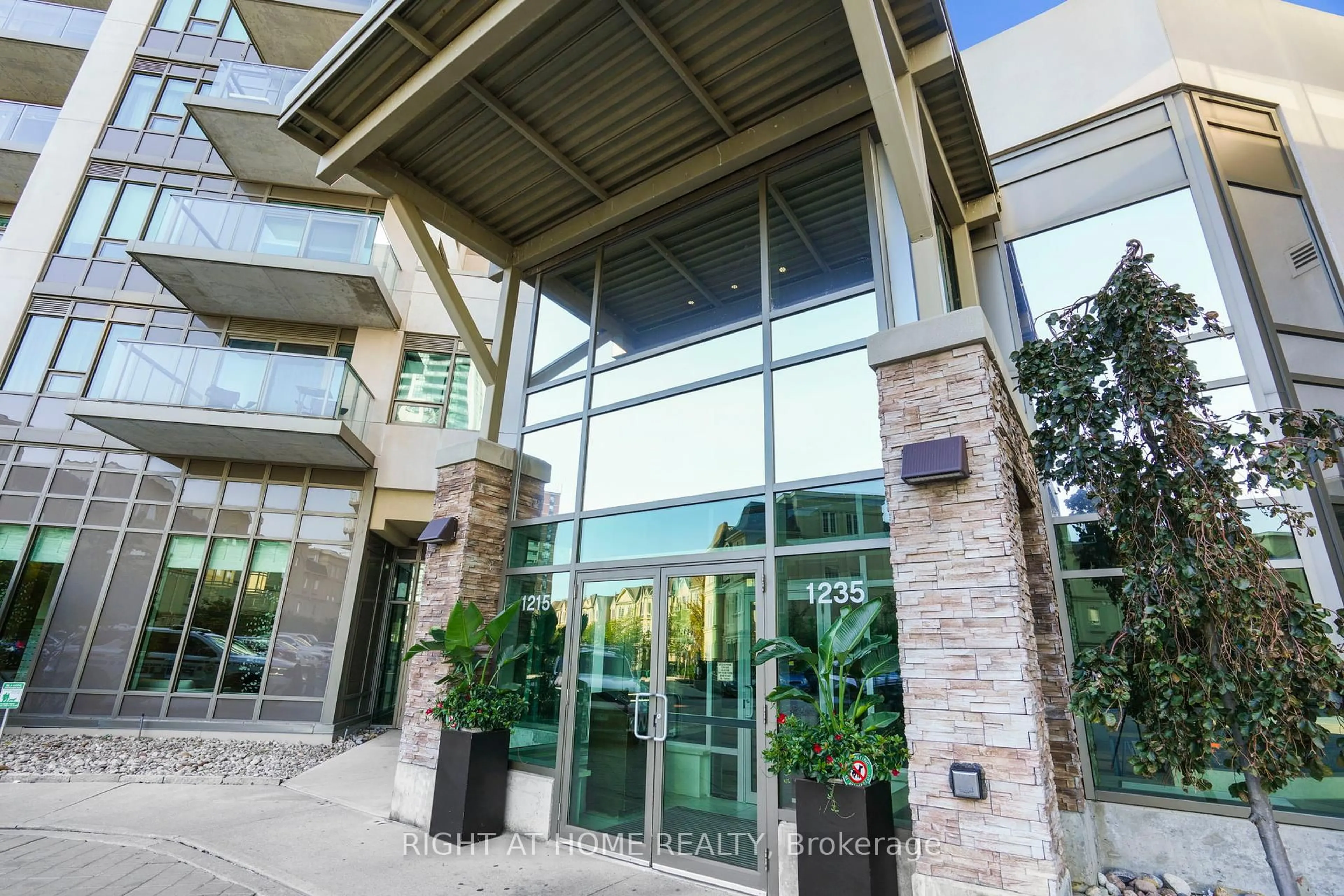 Indoor foyer for 1235 Bayly St #603, Pickering Ontario L1W 1L7