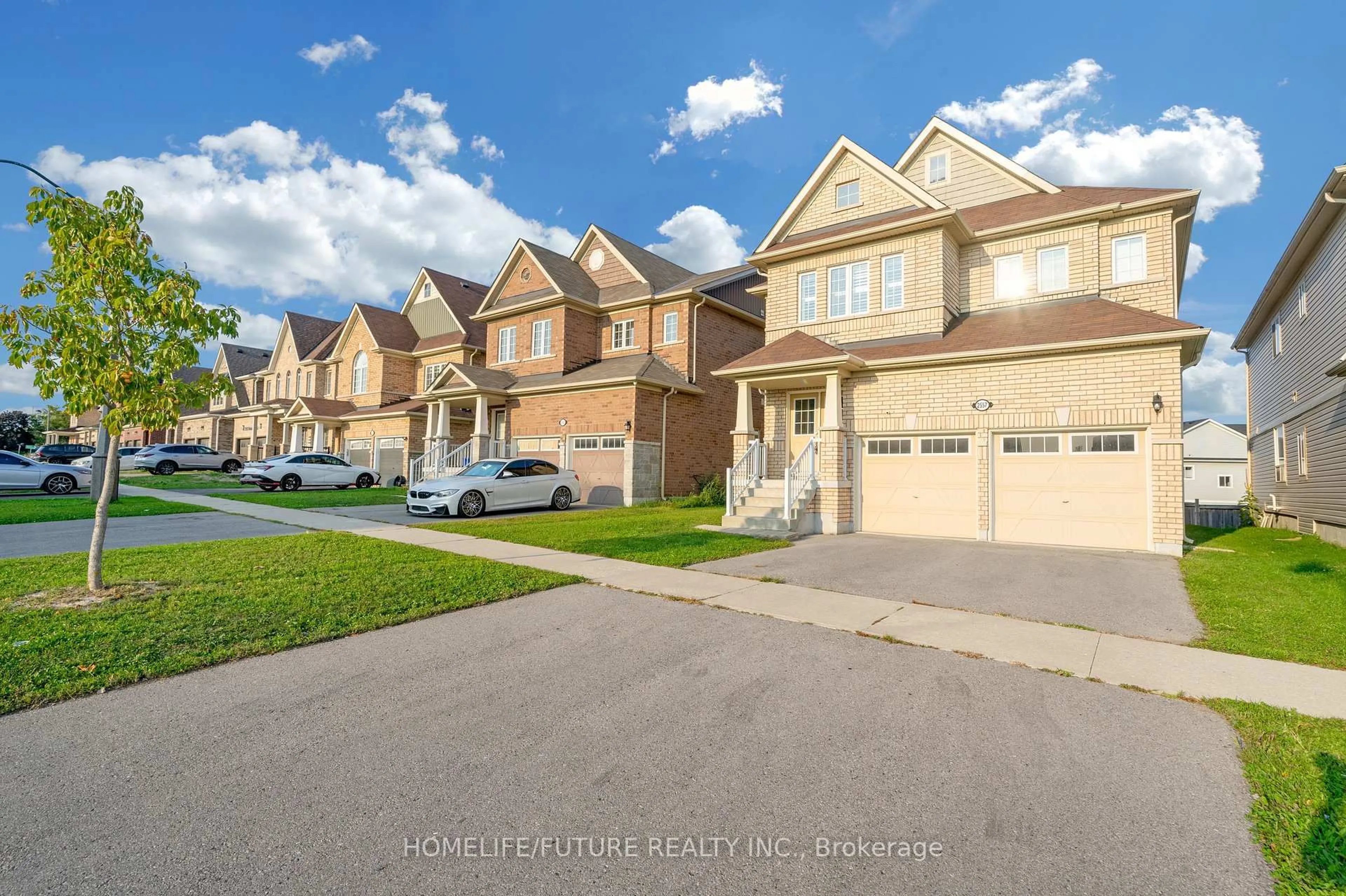 A pic from outside/outdoor area/front of a property/back of a property/a pic from drone, street for 2557 Bridle Rd, Oshawa Ontario L1H 7K4