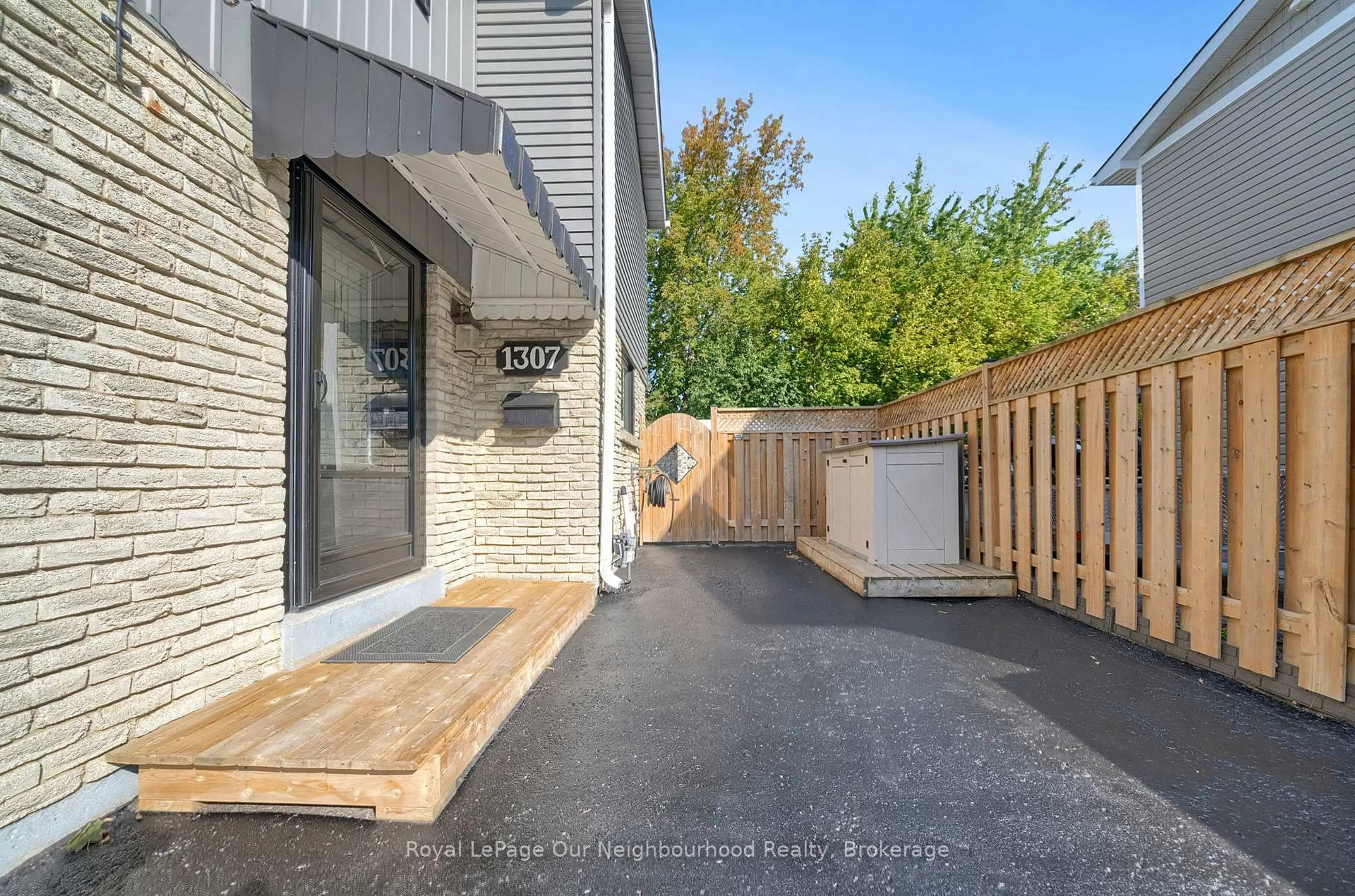 Patio, street for 1307 Fenelon Cres, Oshawa Ontario L1J 6G2