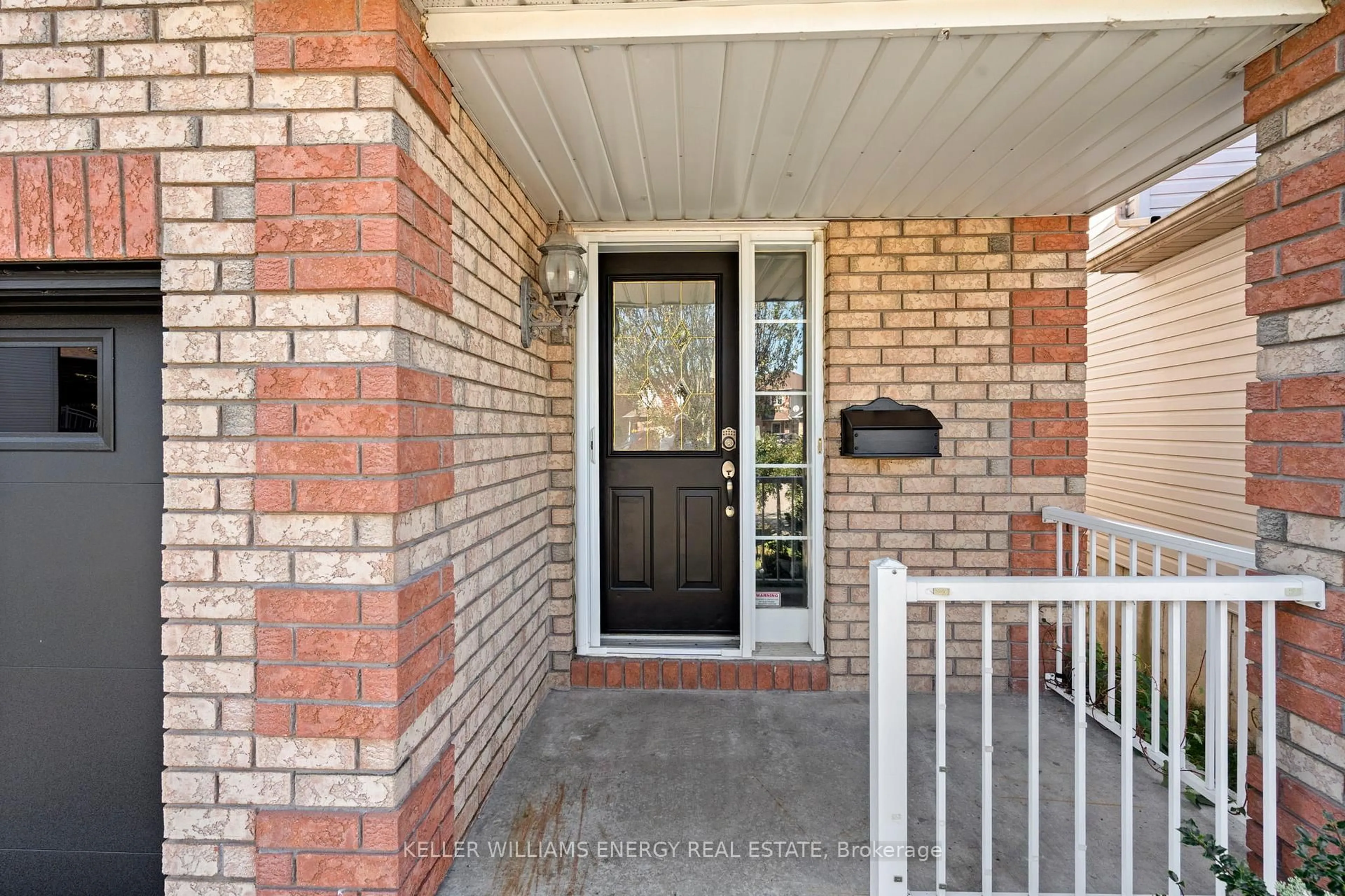 Indoor entryway for 19 Sawmill Crt, Clarington Ontario L1C 5C2
