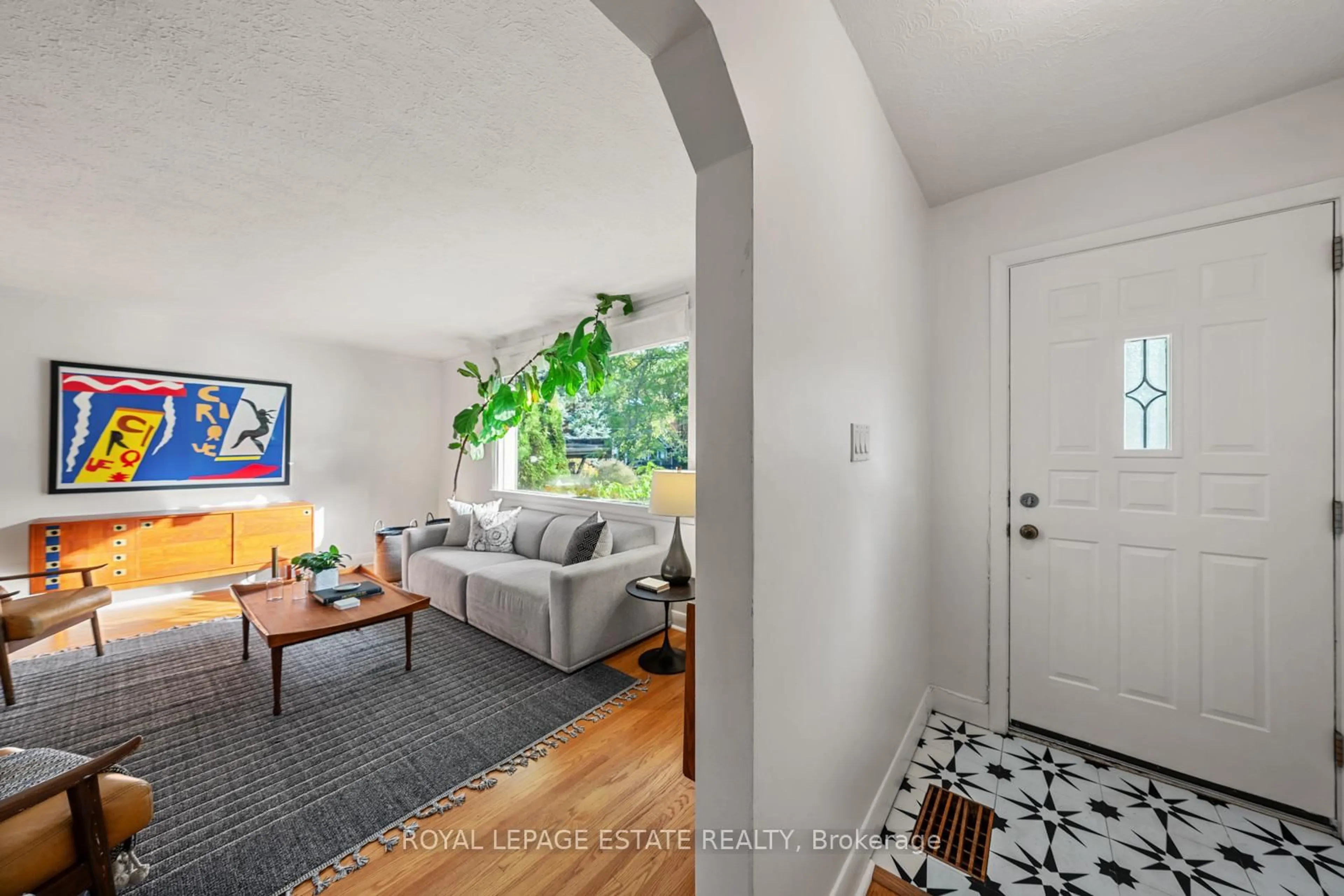Indoor entryway for 16 Ridgemoor Ave, Toronto Ontario M1N 1M4