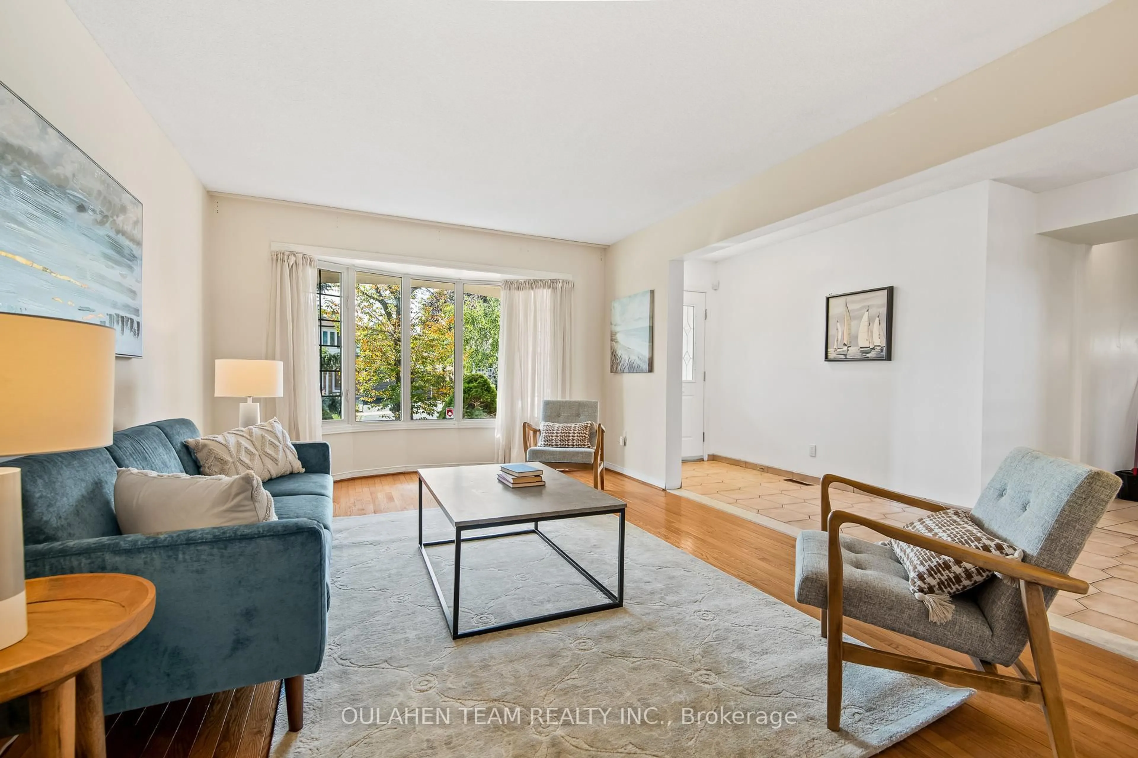 Living room with furniture, unknown for 27 Hornshill Dr, Toronto Ontario M1S 3J3