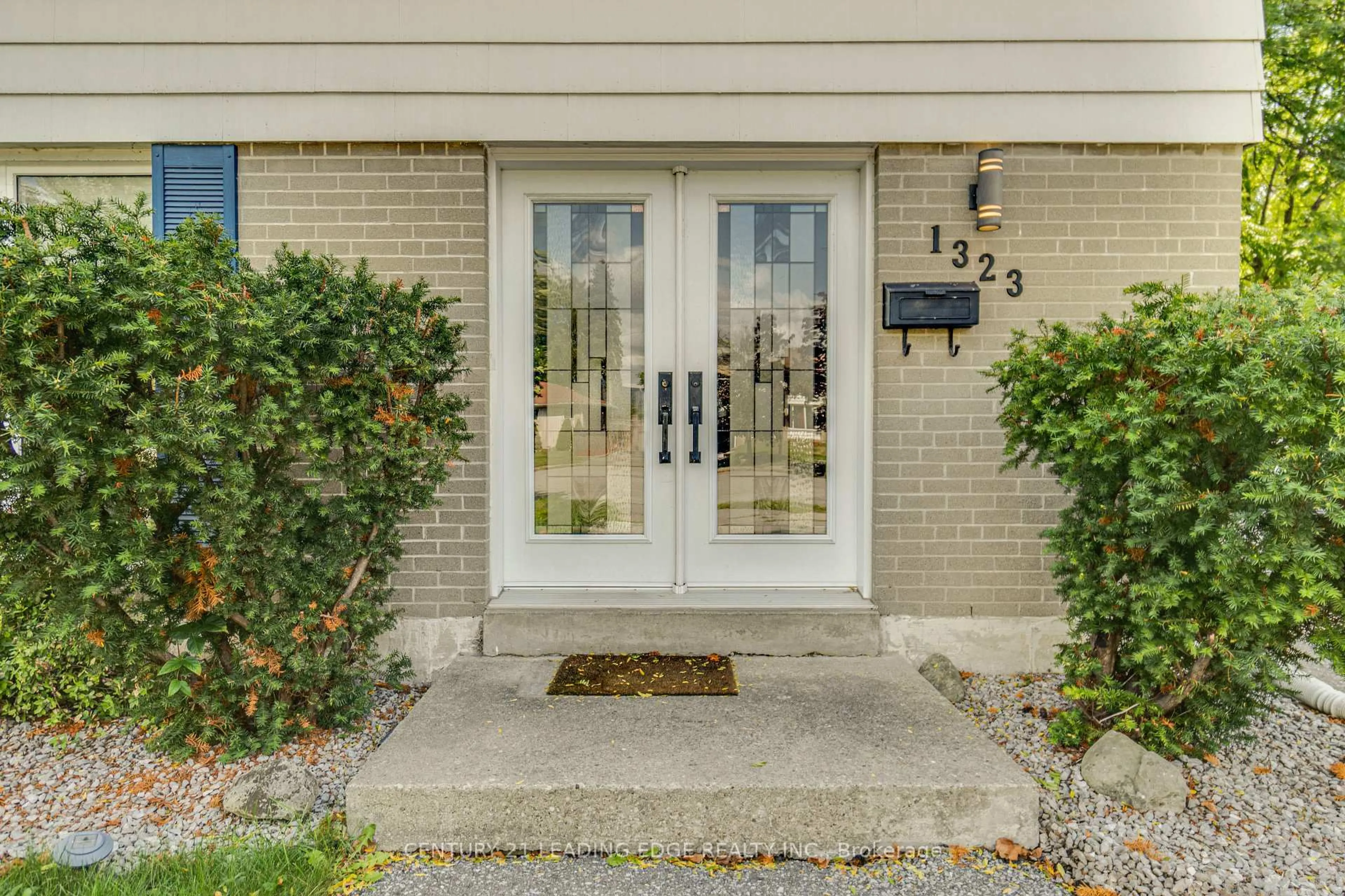 Indoor entryway for 1323 Poprad Ave, Pickering Ontario L1W 1K9