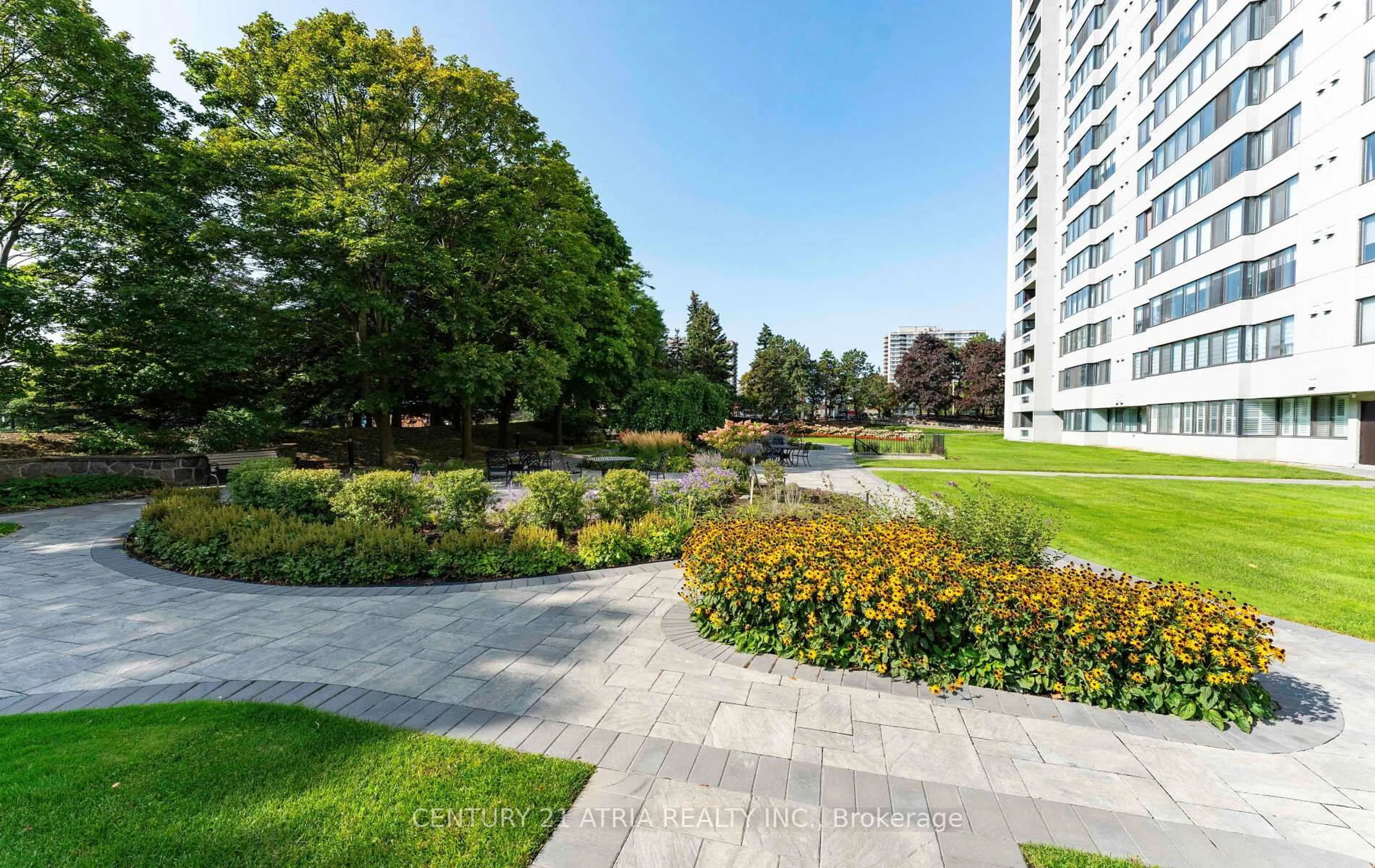 Patio, street for 2330 Bridletowne Circ #1505, Toronto Ontario M1W 3P6