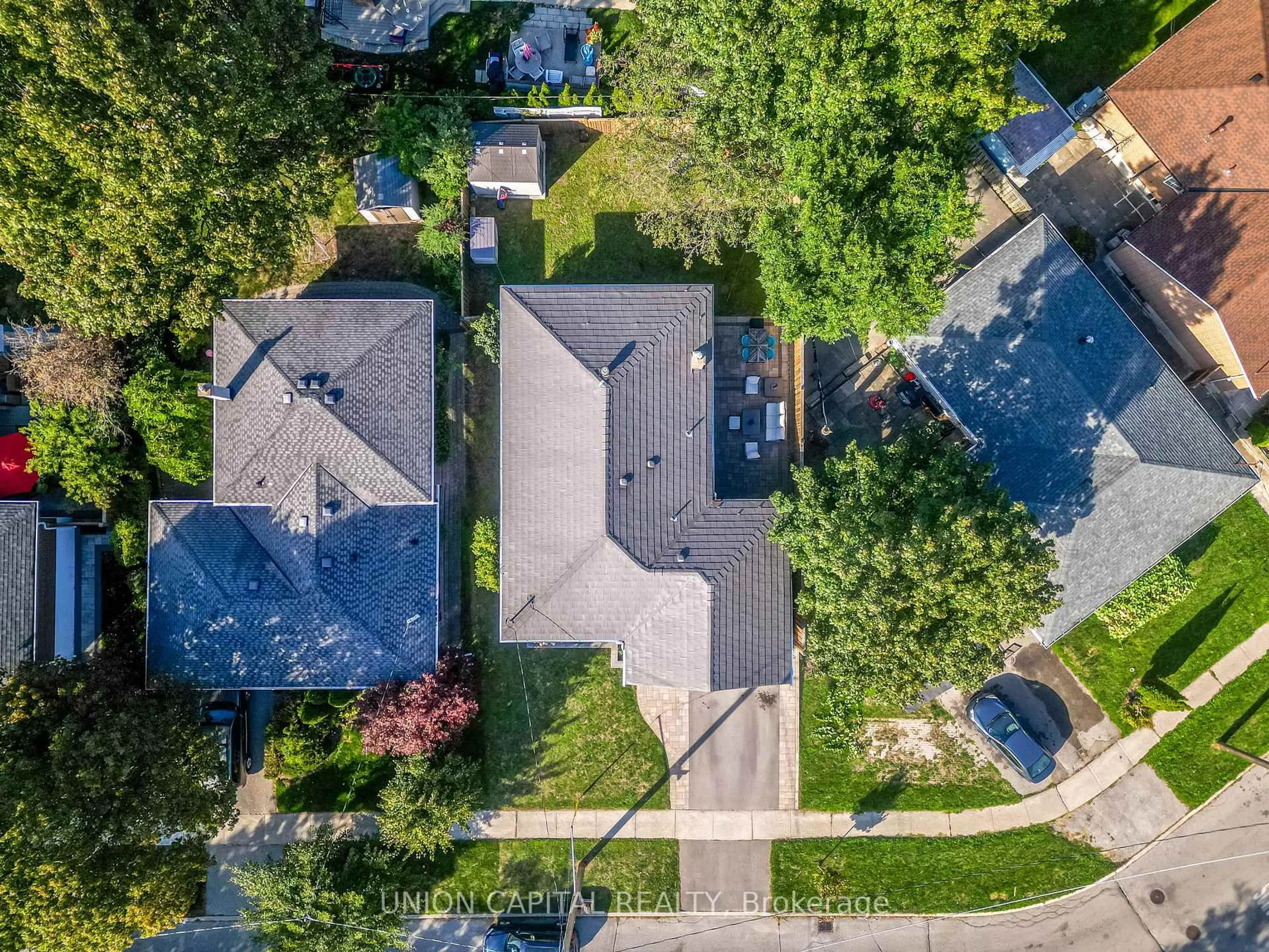 A pic from outside/outdoor area/front of a property/back of a property/a pic from drone, street for 226 Cass Ave, Toronto Ontario M1T 2C4