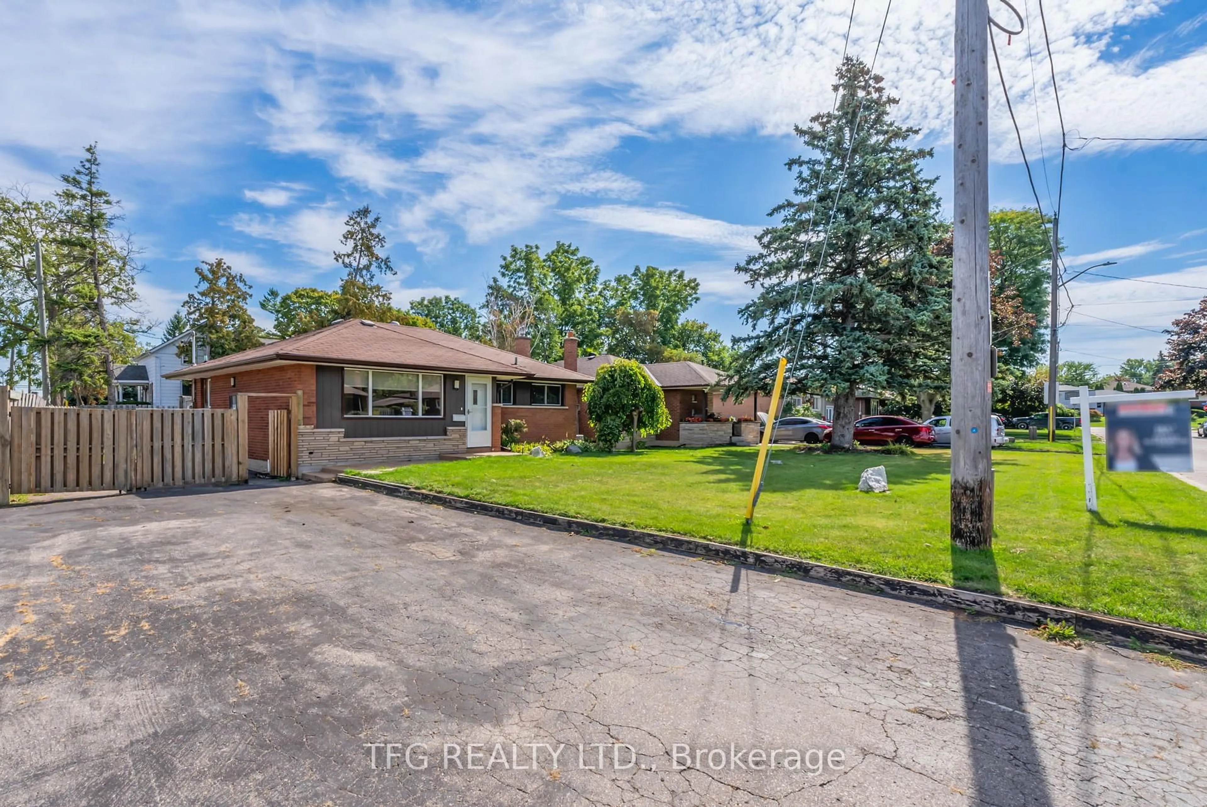 A pic from outside/outdoor area/front of a property/back of a property/a pic from drone, street for 3 Rockcliffe St, Oshawa Ontario L1H 7G7