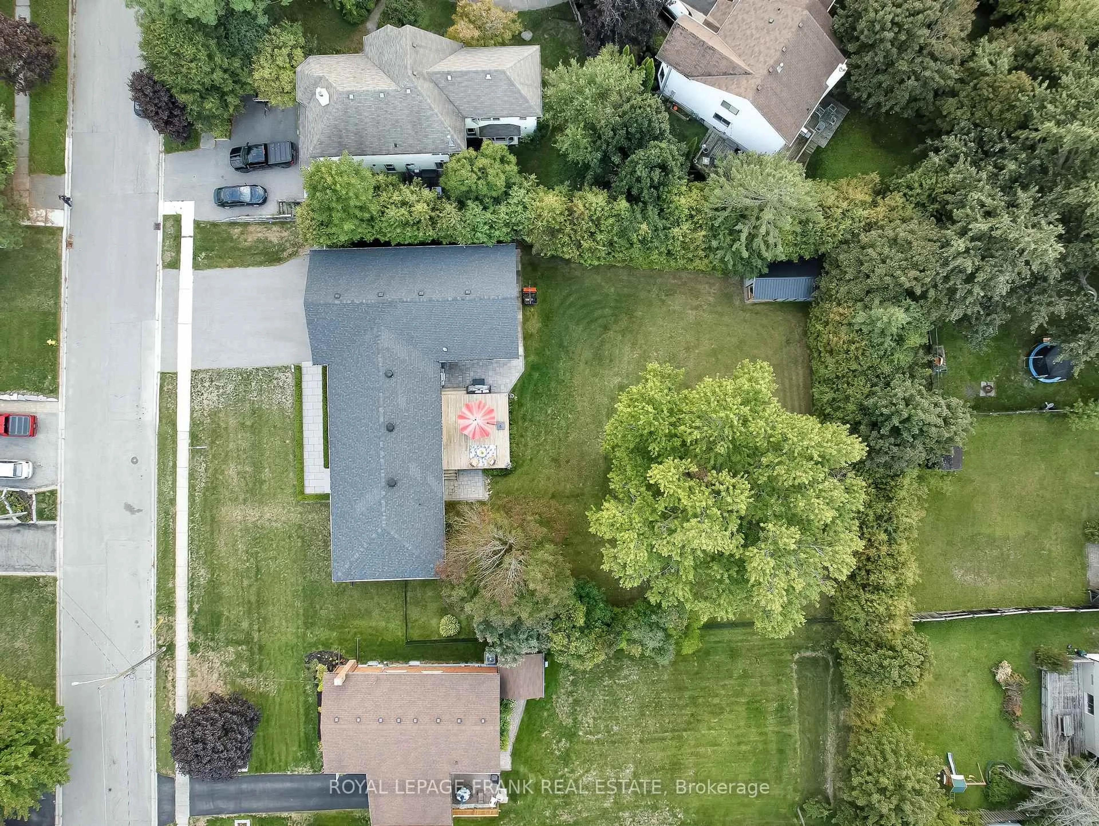 A pic from outside/outdoor area/front of a property/back of a property/a pic from drone, street for 393 Lorne St, Scugog Ontario L9L 1G1