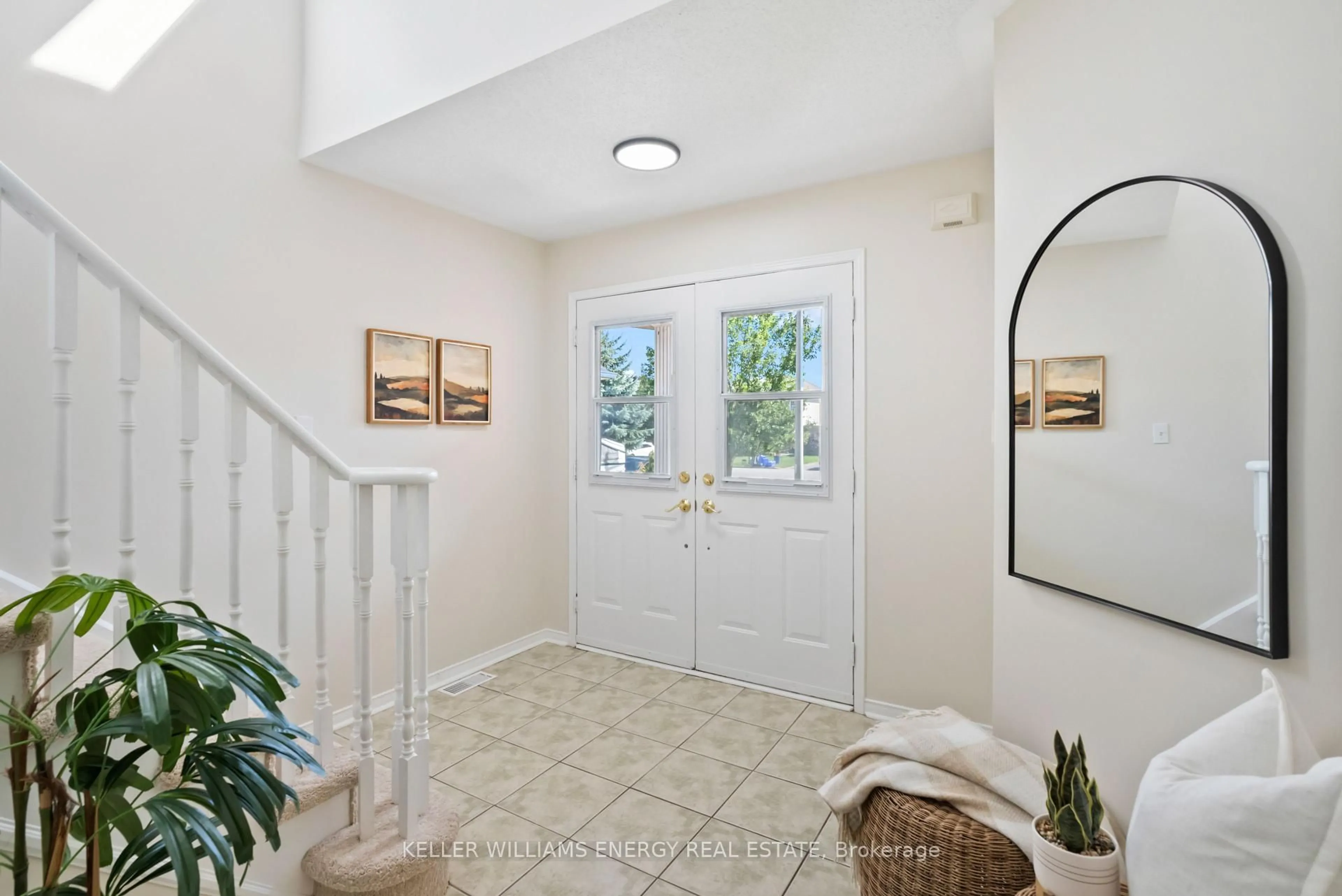 Indoor entryway for 102 Lownie Crt, Clarington Ontario L1C 5E1