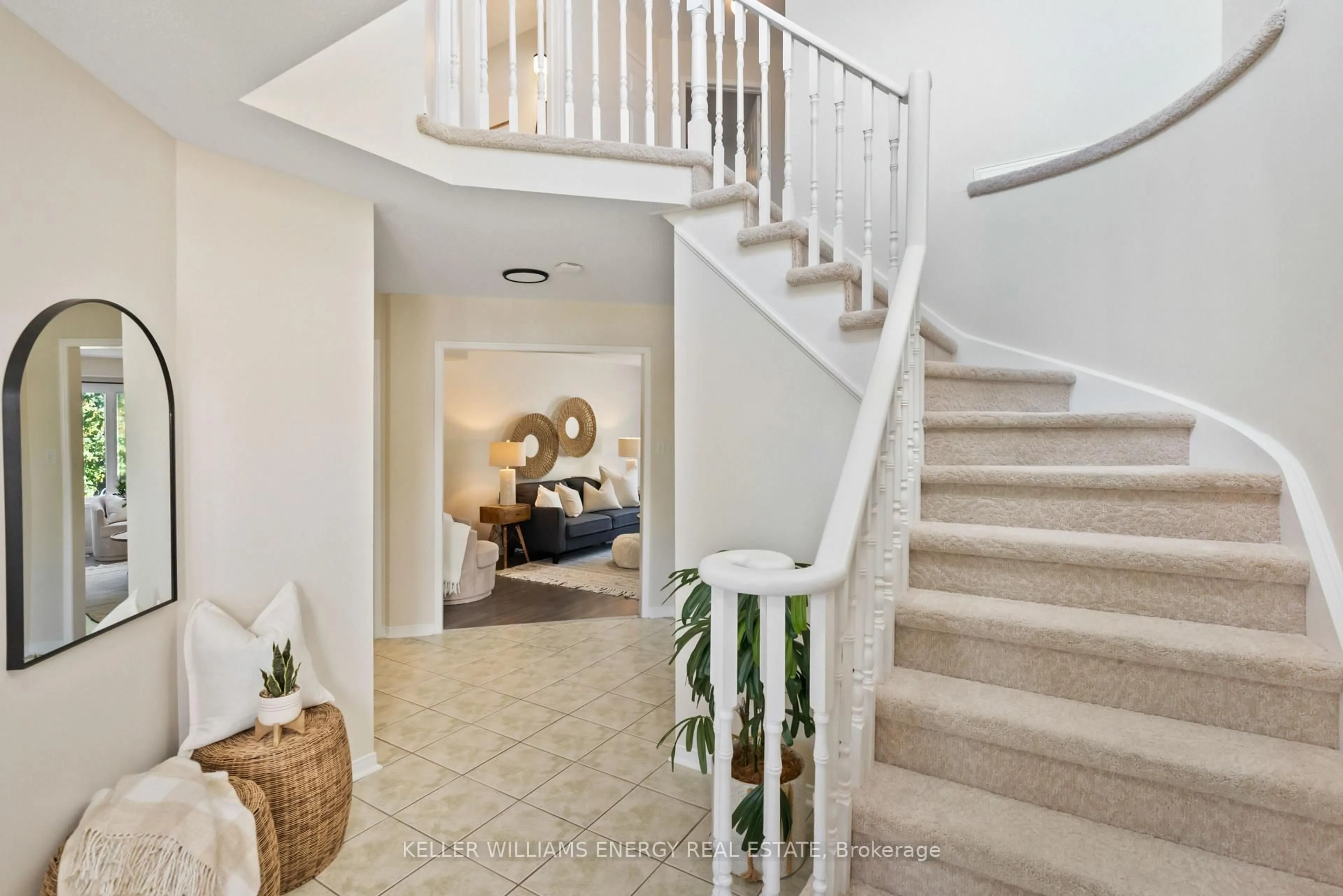 Indoor entryway for 102 Lownie Crt, Clarington Ontario L1C 5E1