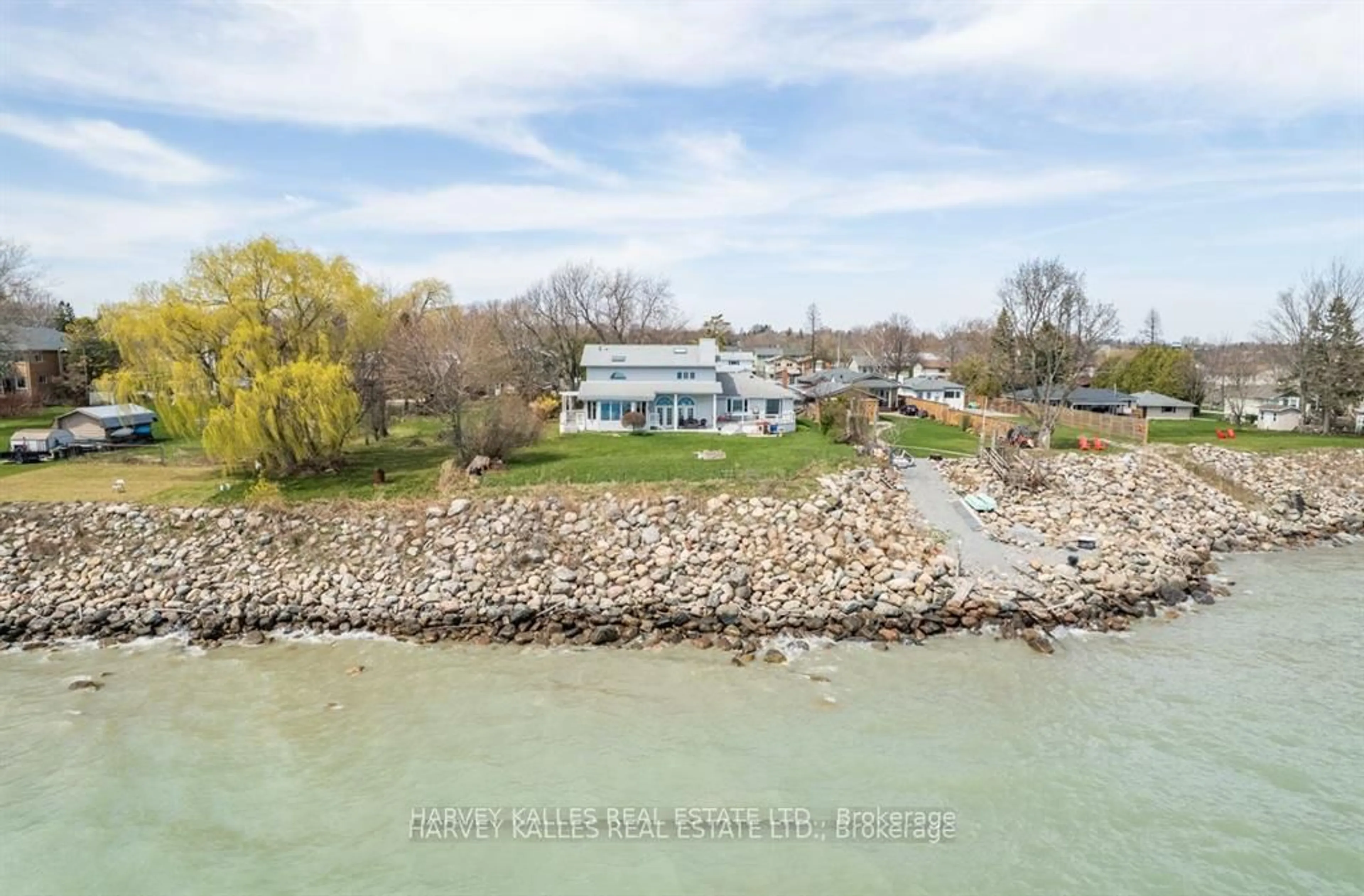 A pic from outside/outdoor area/front of a property/back of a property/a pic from drone, water/lake/river/ocean view for 477 Stone St, Oshawa Ontario L1J 1A4