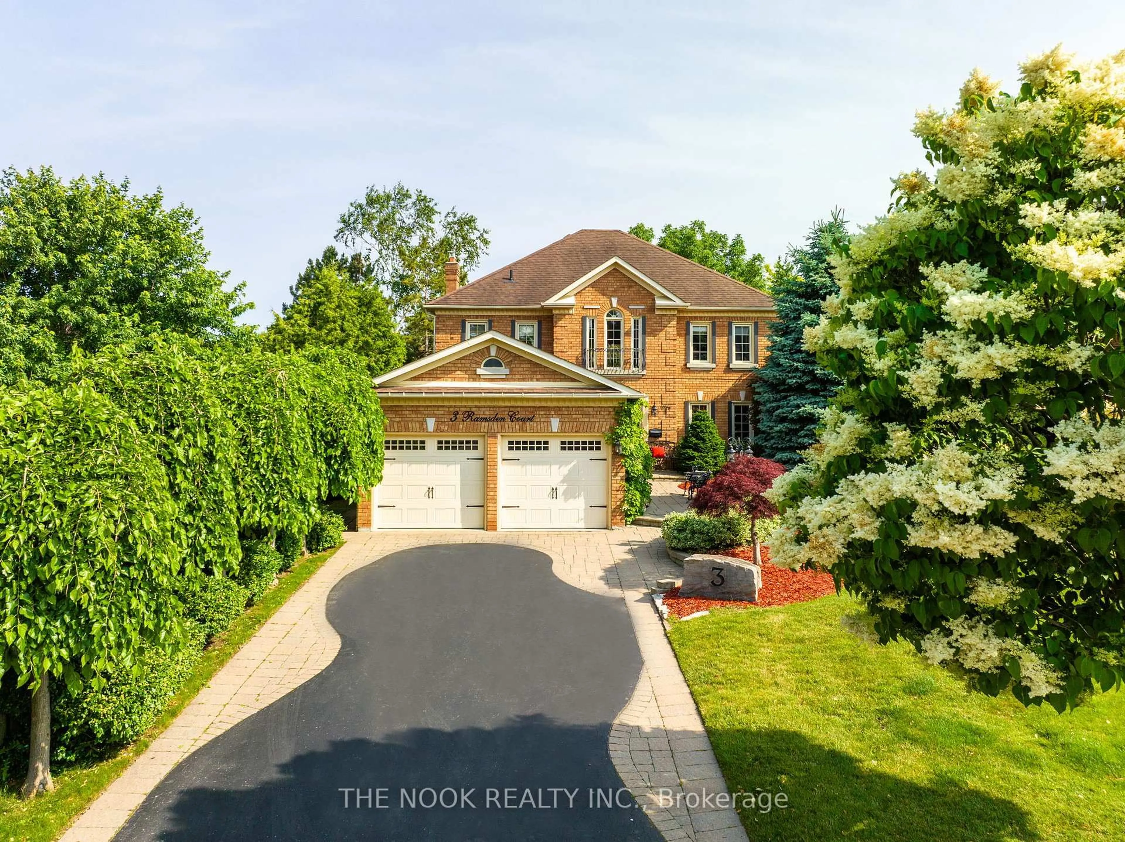 A pic from outside/outdoor area/front of a property/back of a property/a pic from drone, street for 3 Ramsden Crt, Whitby Ontario L1P 1L5