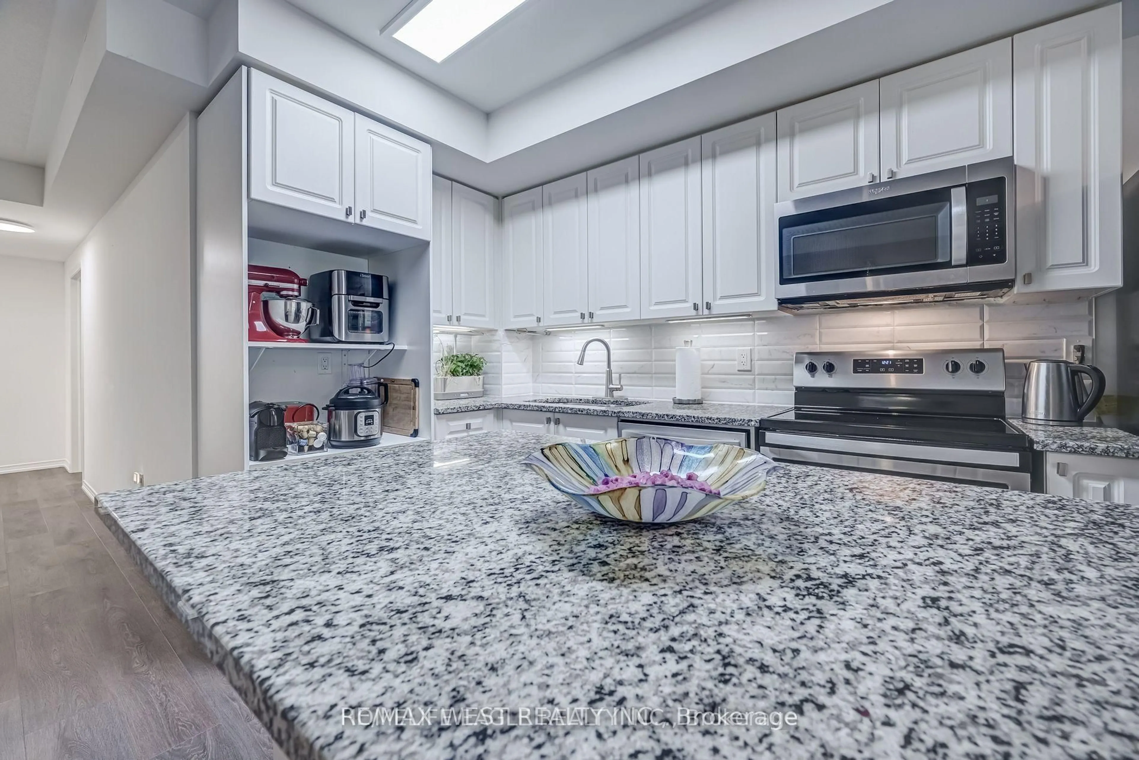 Open concept kitchen, ceramic/tile floor for 510 Kingbird Grve #118, Toronto Ontario M1B 0E4