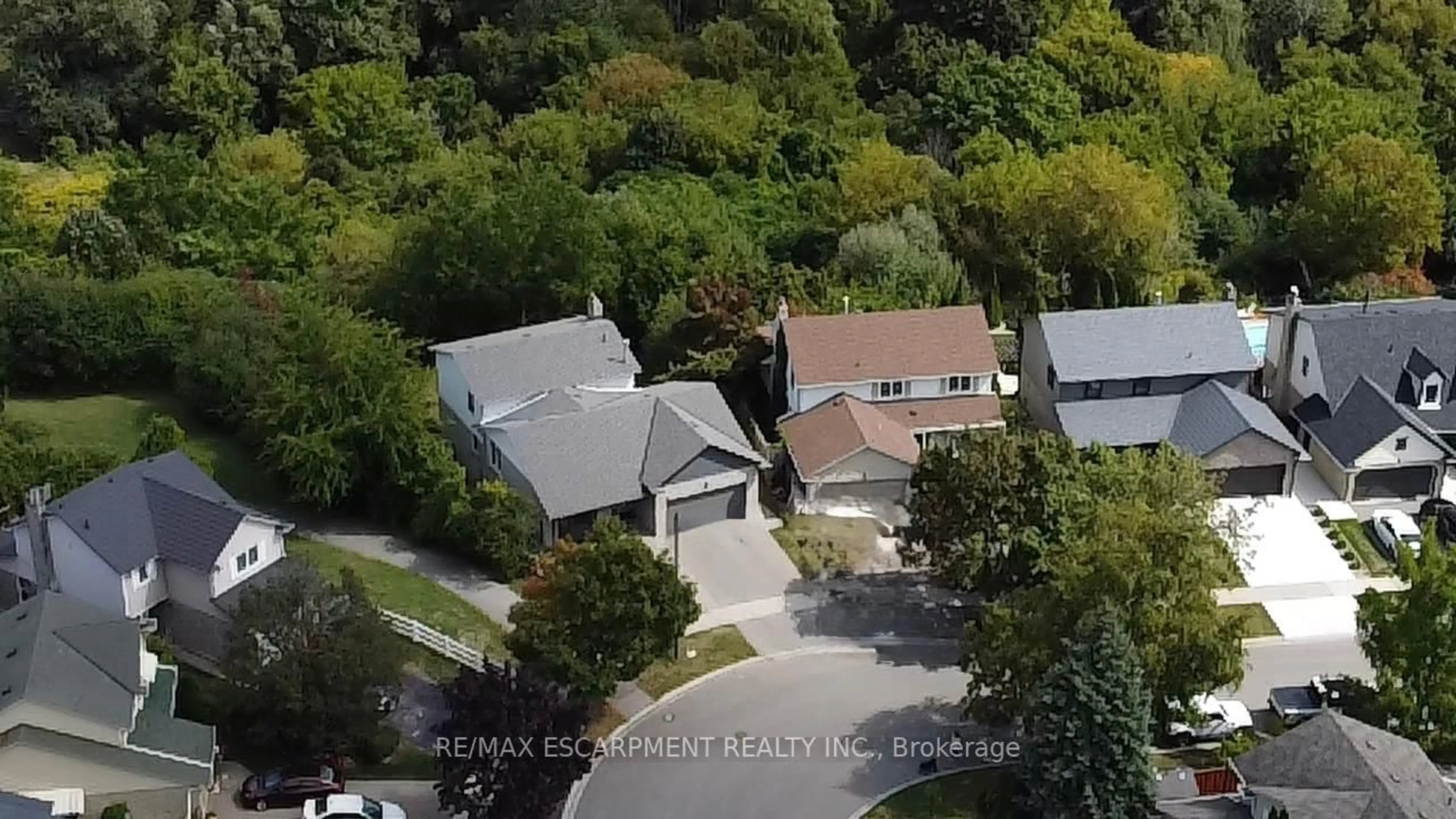 A pic from outside/outdoor area/front of a property/back of a property/a pic from drone, street for 362 Prince Of Wales Dr, Whitby Ontario L1N 6M9
