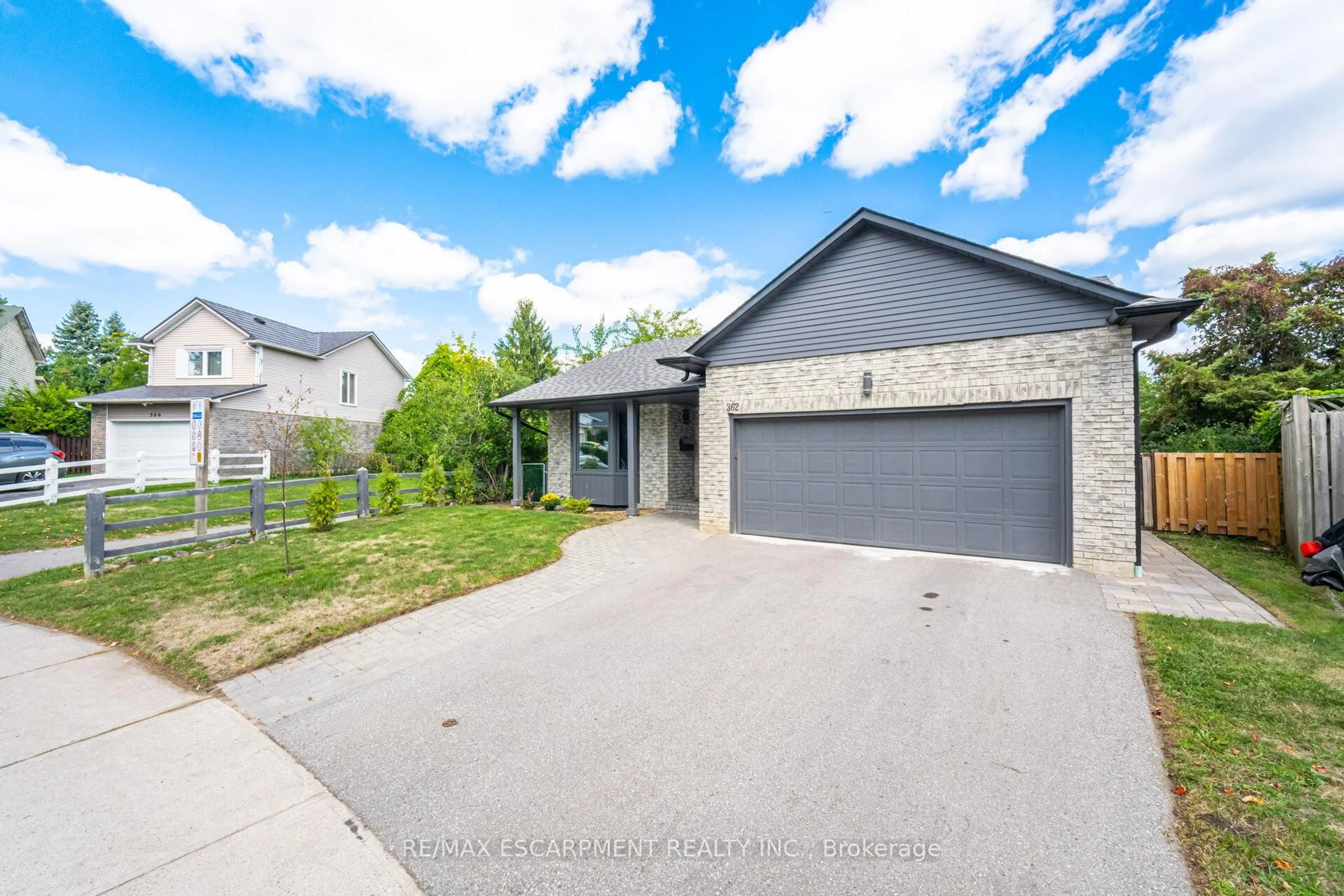 A pic from outside/outdoor area/front of a property/back of a property/a pic from drone, street for 362 Prince Of Wales Dr, Whitby Ontario L1N 6M9