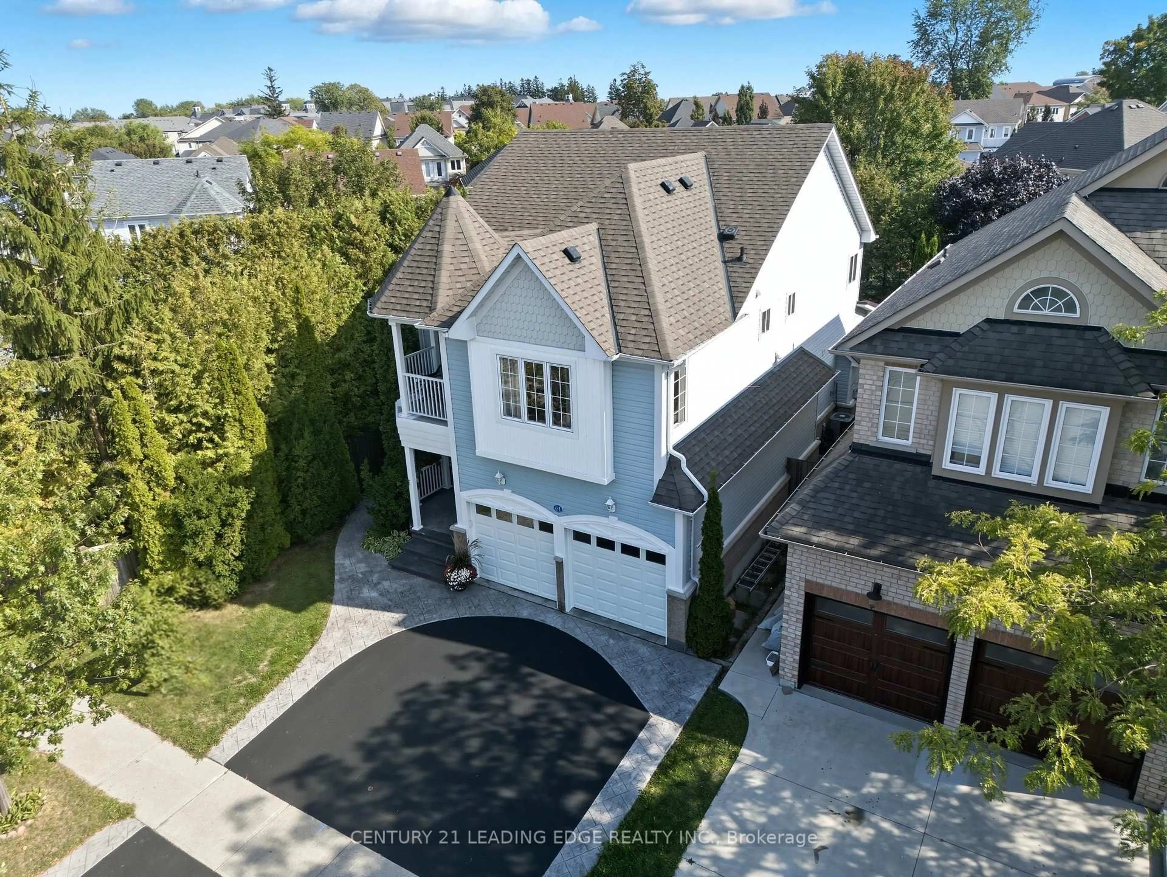 A pic from outside/outdoor area/front of a property/back of a property/a pic from drone, street for 61 Scadding Ave, Whitby Ontario L1N 9X3