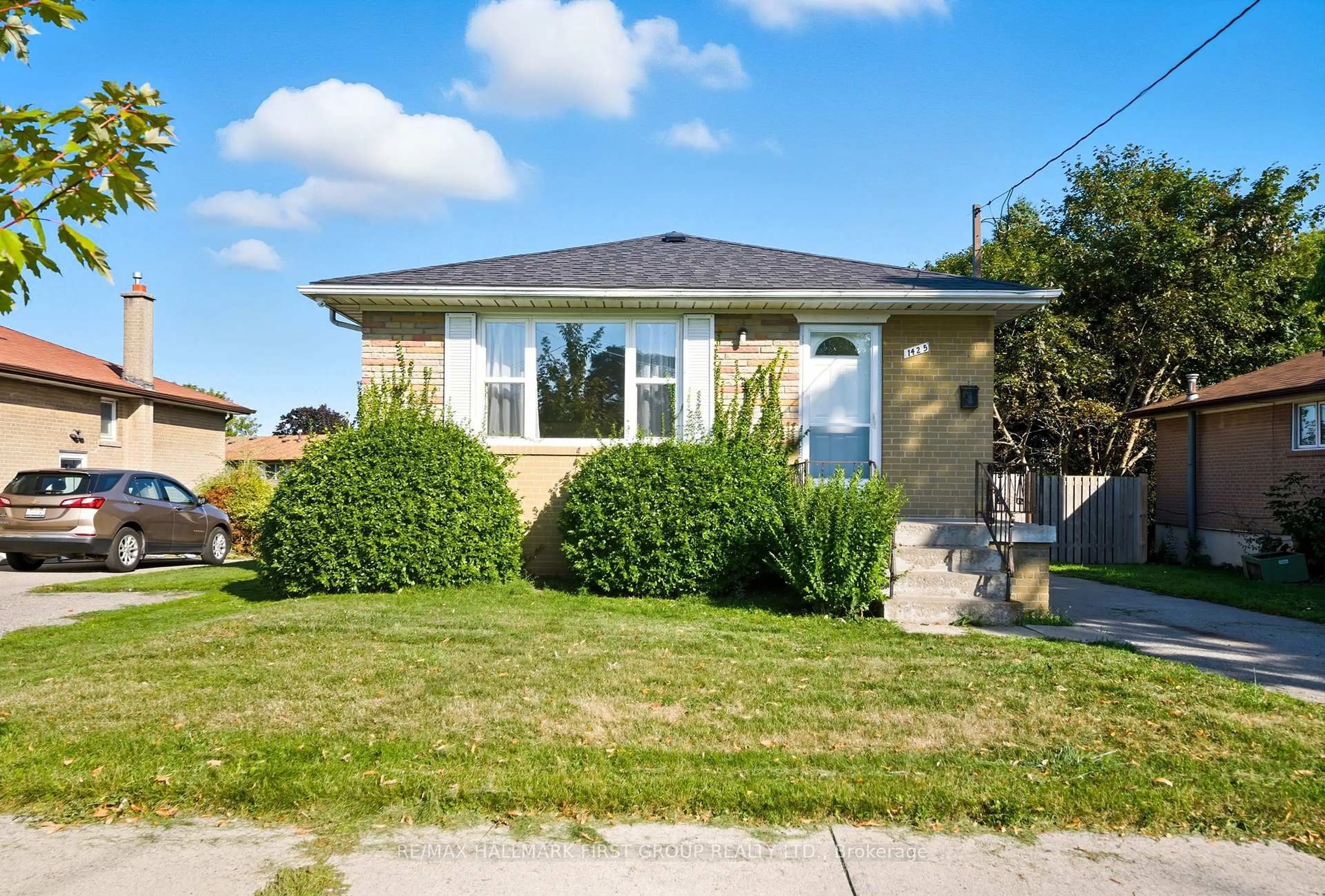 Home with vinyl exterior material, street for 1425 Evangeline Dr, Oshawa Ontario L1J 3S8