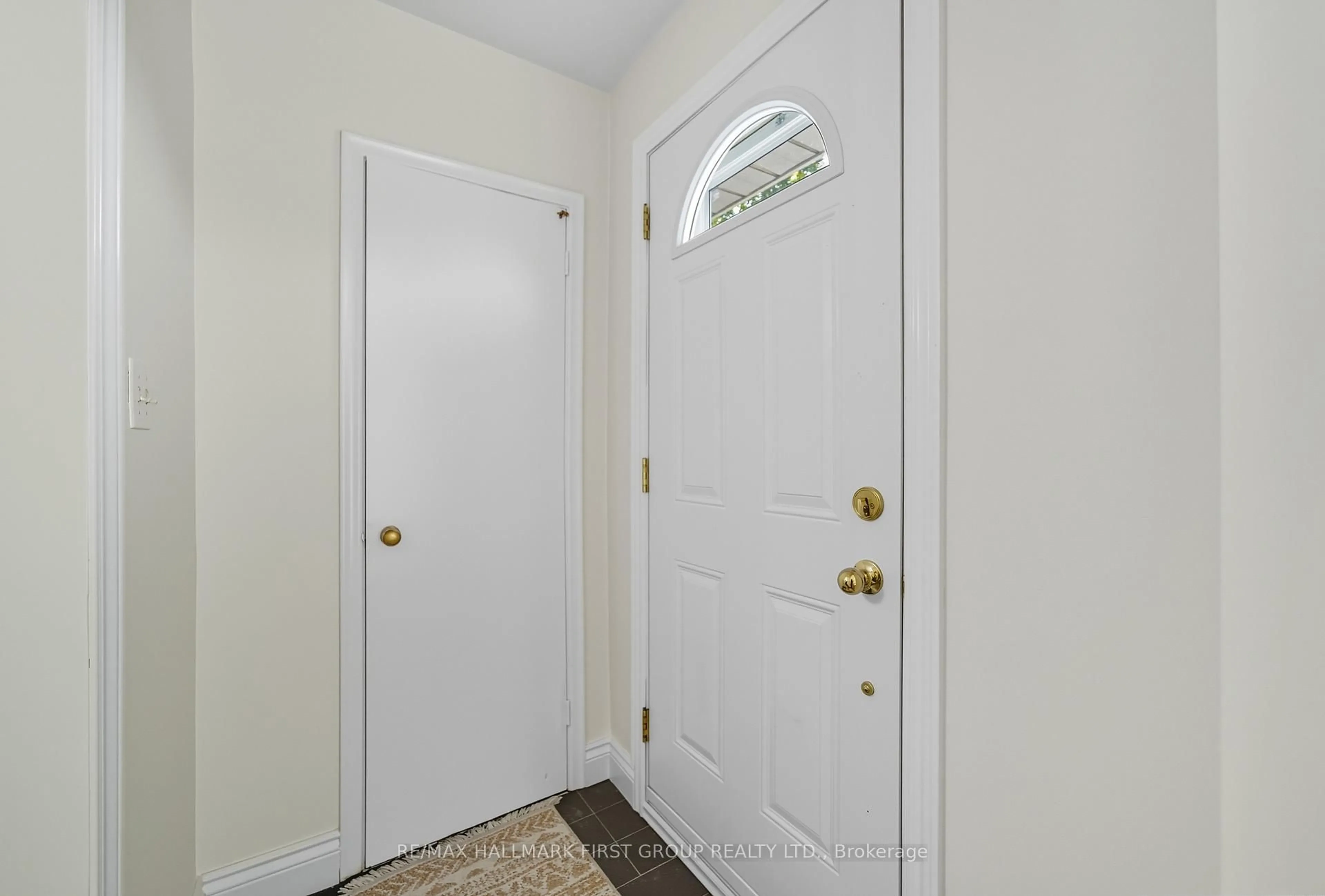 Indoor entryway for 1425 Evangeline Dr, Oshawa Ontario L1J 3S8