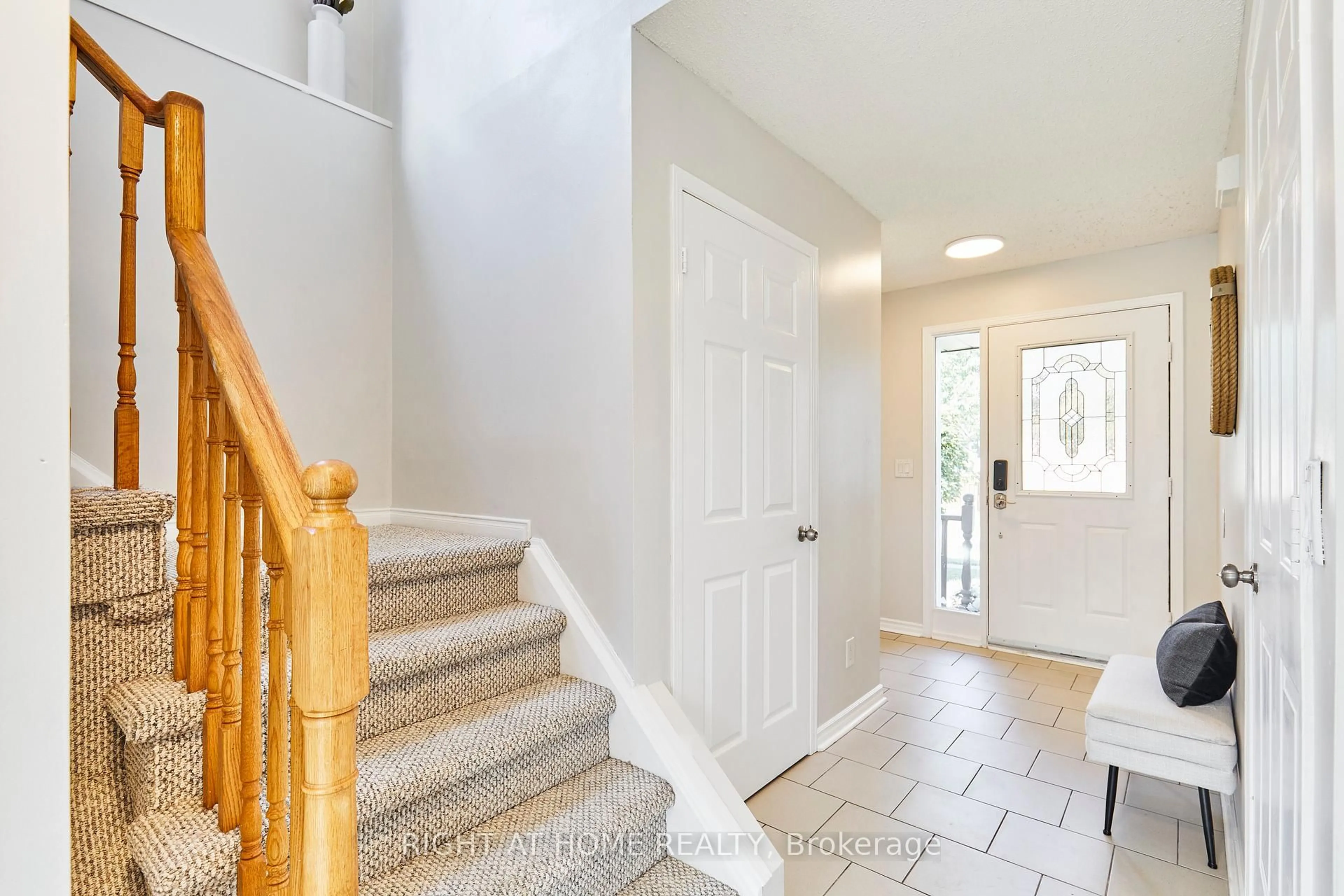 Indoor entryway for 1307 Andover Dr, Oshawa Ontario L1K 2K3